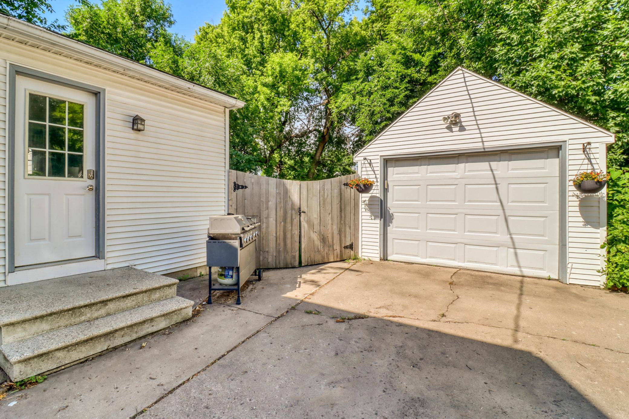 415 12th Street N, Moorhead MN 56560 - Photo 4 of 47