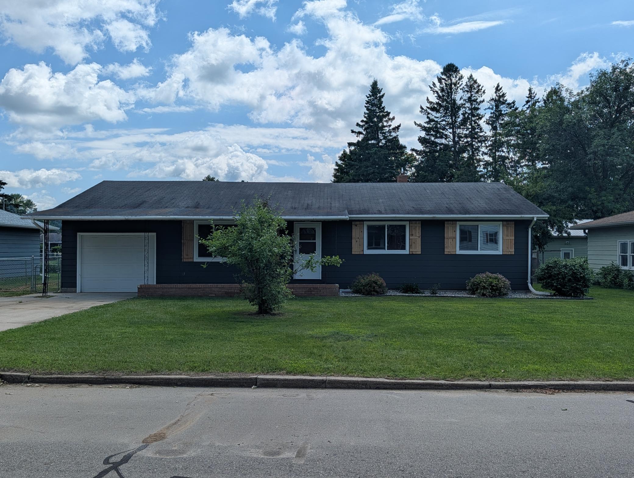 215 Madison Avenue SW, Wadena MN 56482 - Photo 2 of 36
