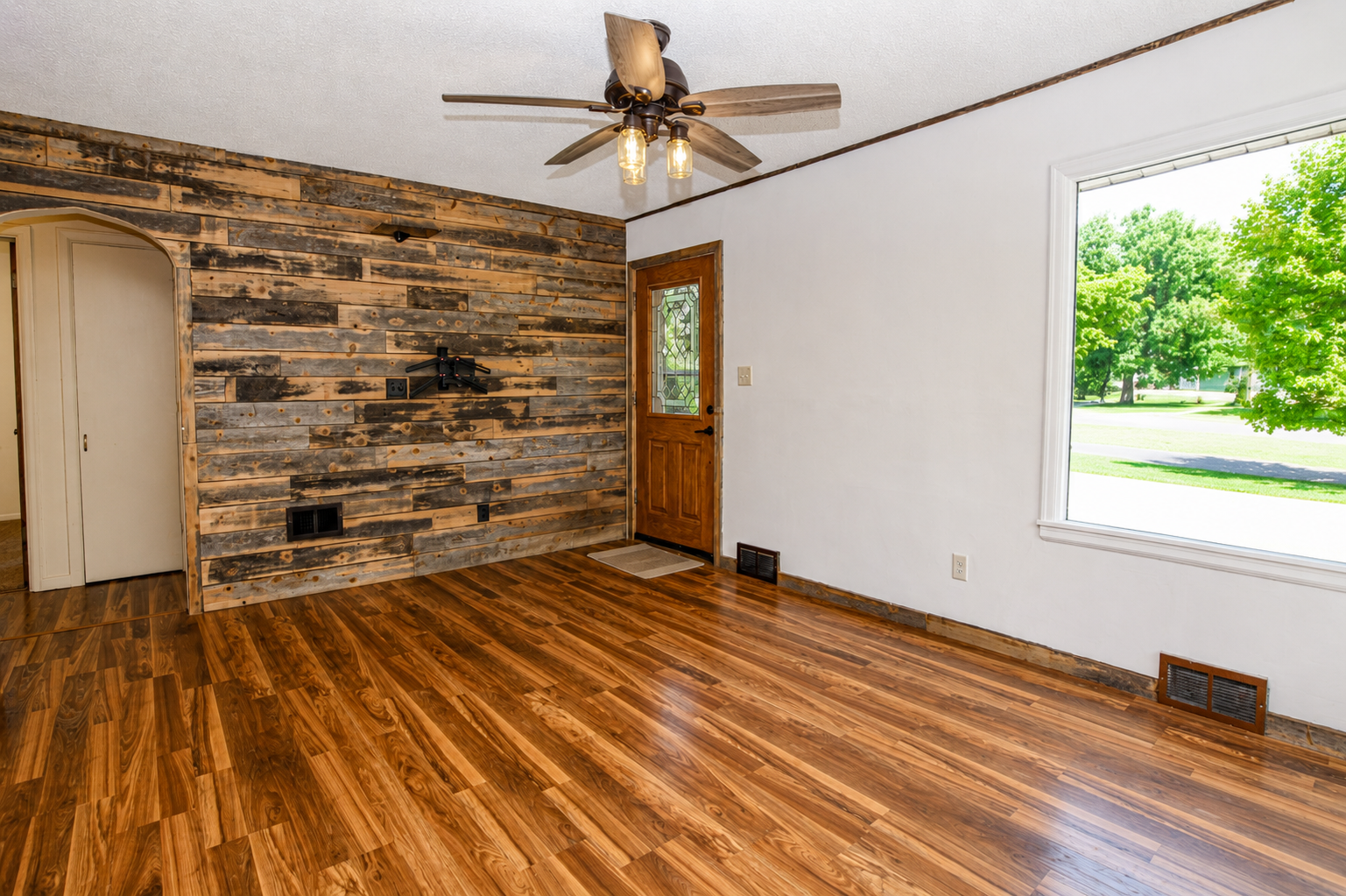 1951 single family home for sale at 822 Westwood Drive SW in Alexandria, MN — 4 bed, 2 bath (photo 15 of 54)