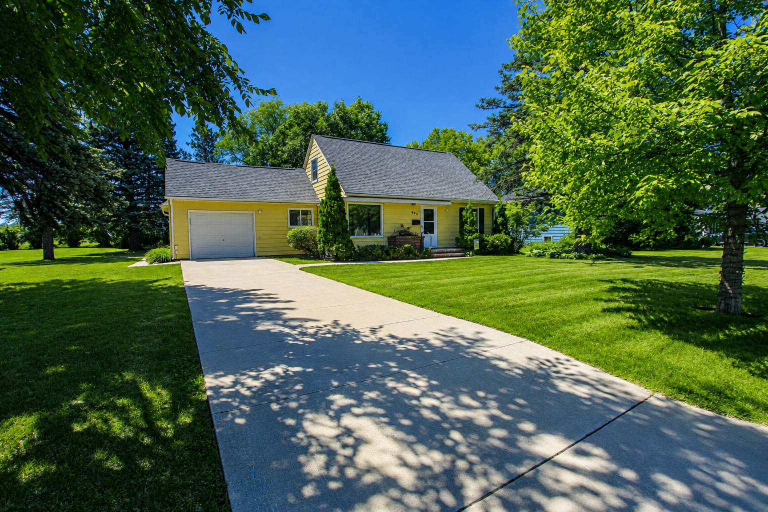 1951 single family home for sale at 822 Westwood Drive SW in Alexandria, MN — 4 bed, 2 bath (photo 3 of 54)