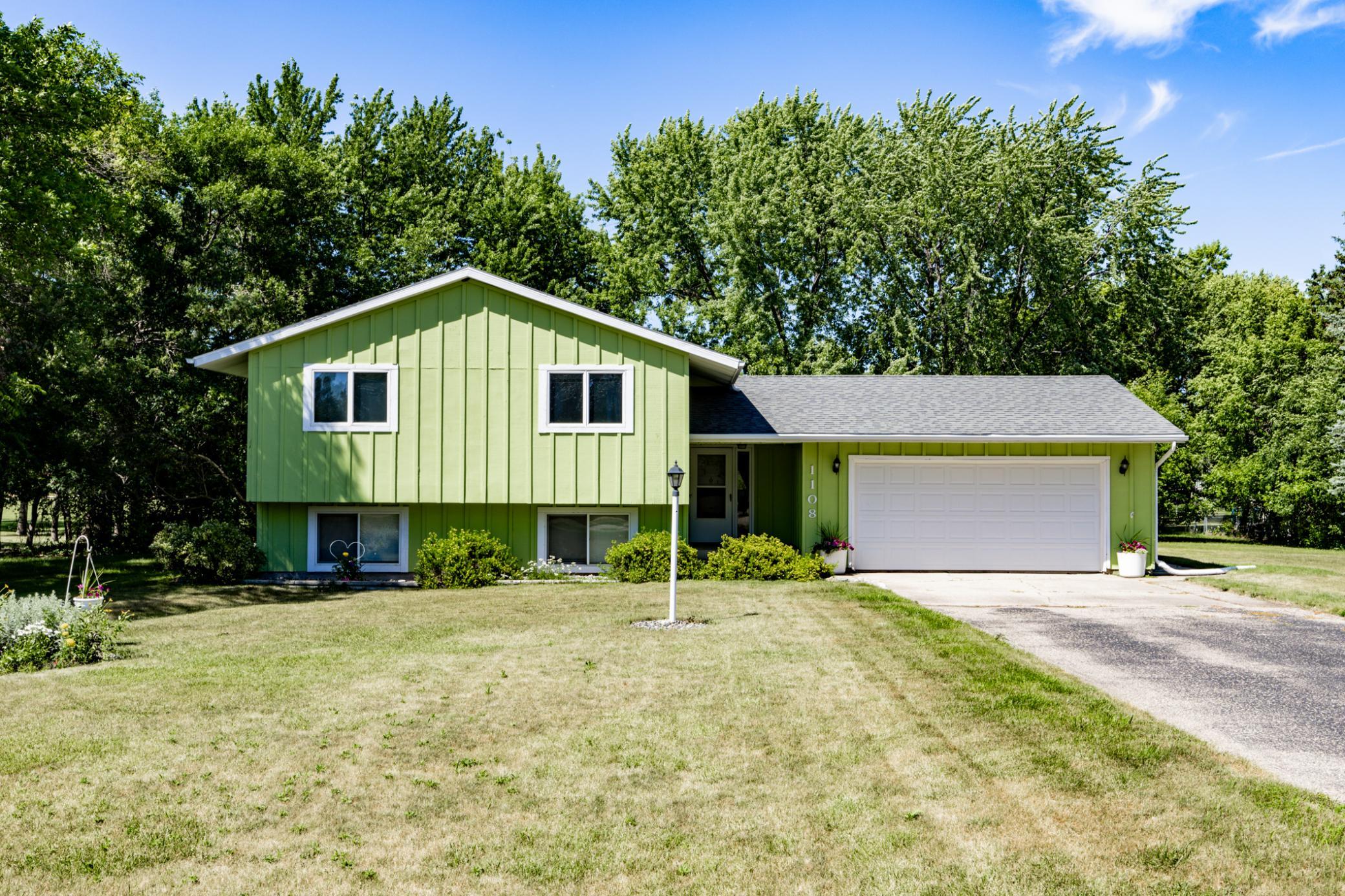 1973 single family home for sale at 1108 62nd Avenue N in Moorhead, MN — 5 bed, 3 bath (photo 2 of 55)
