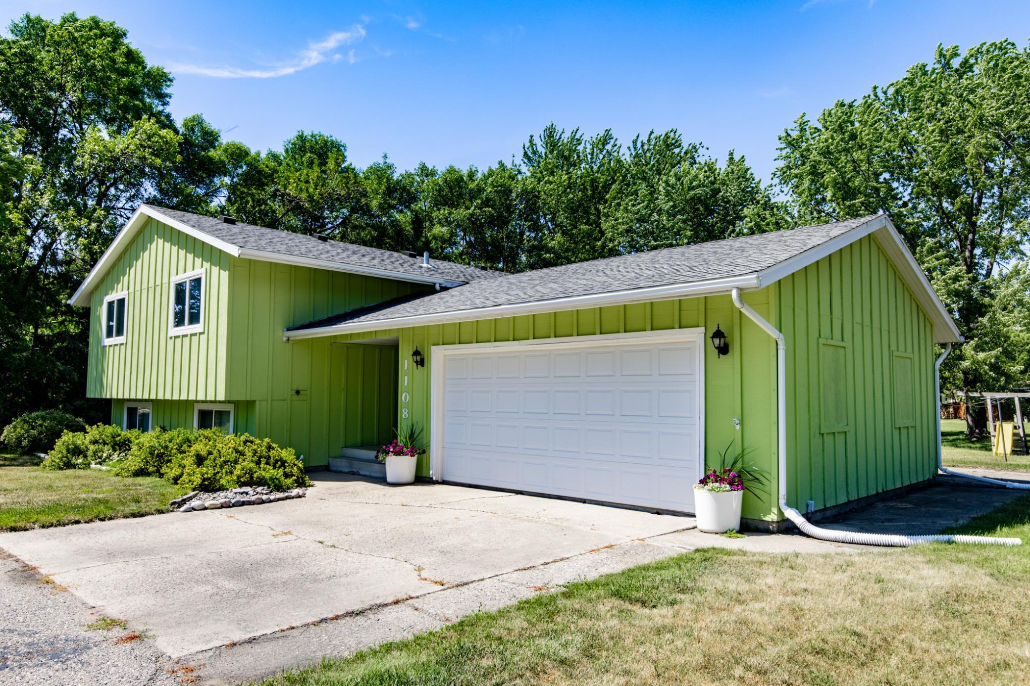 1973 single family home for sale at 1108 62nd Avenue N in Moorhead, MN — 5 bed, 3 bath (photo 6 of 55)