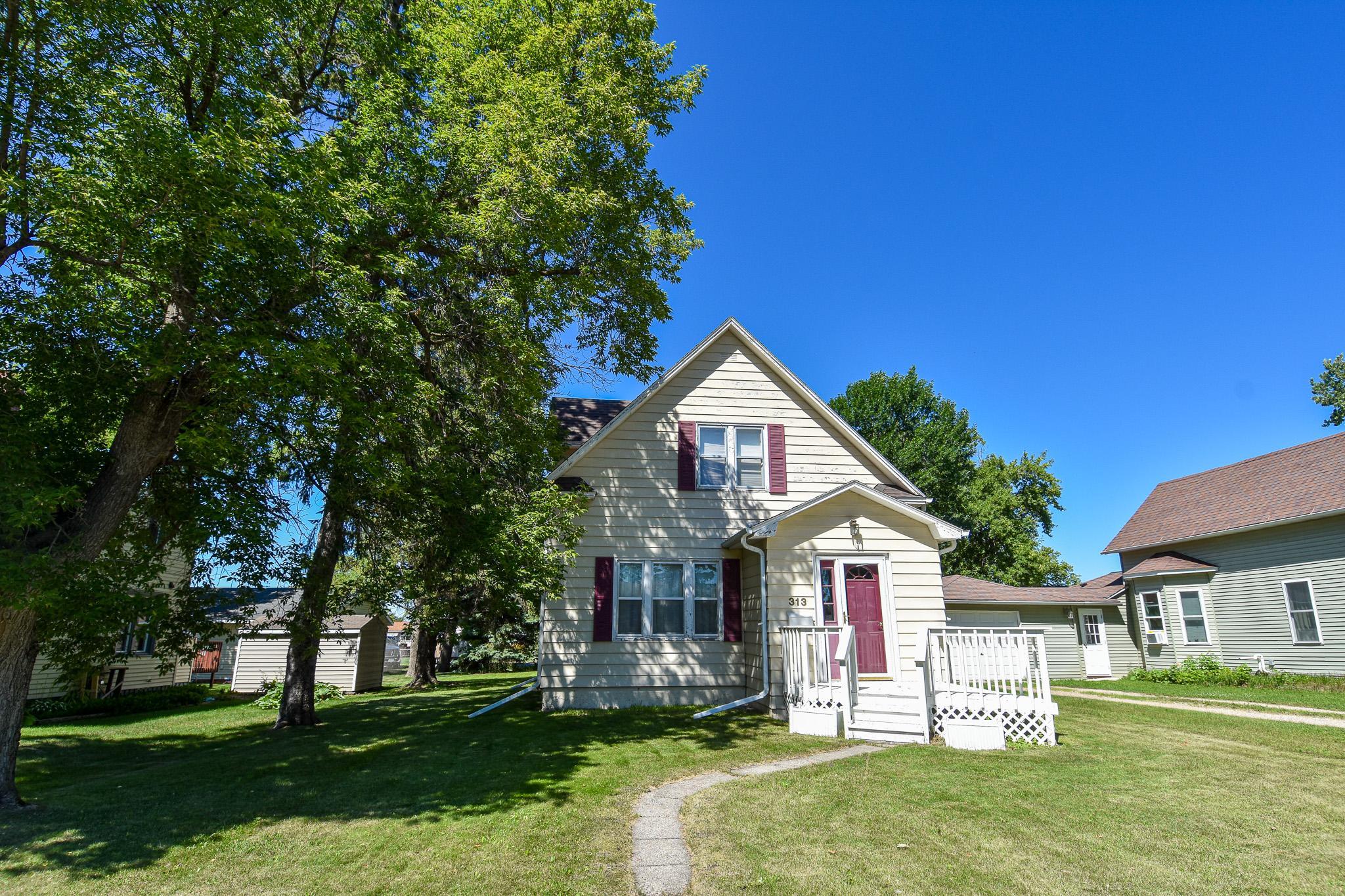 313 State Avenue N, Thief River Falls MN 56701 - Photo 2 of 31