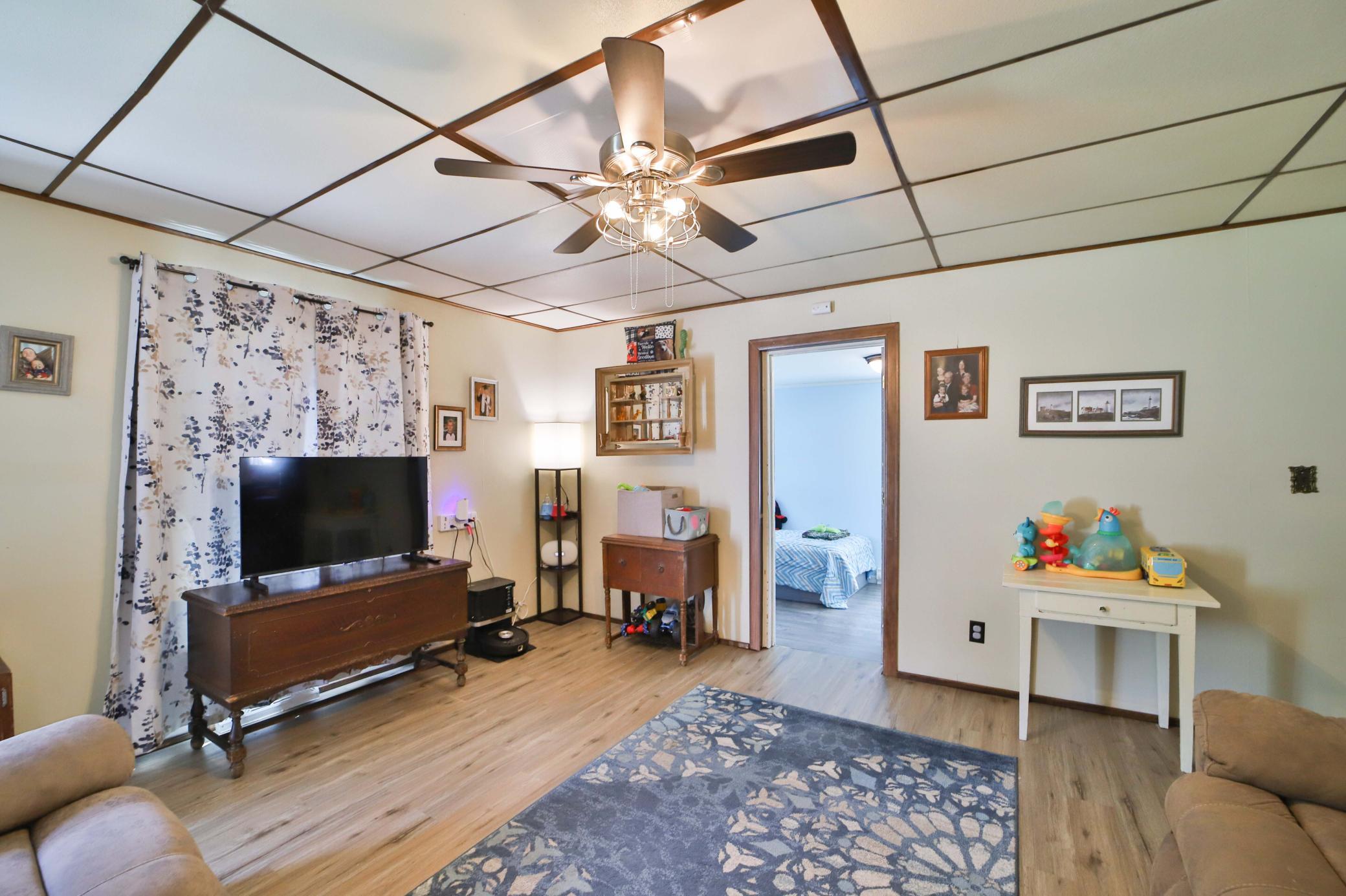 403 8th Street NE, Staples MN 56479 - Photo 8 of 41
