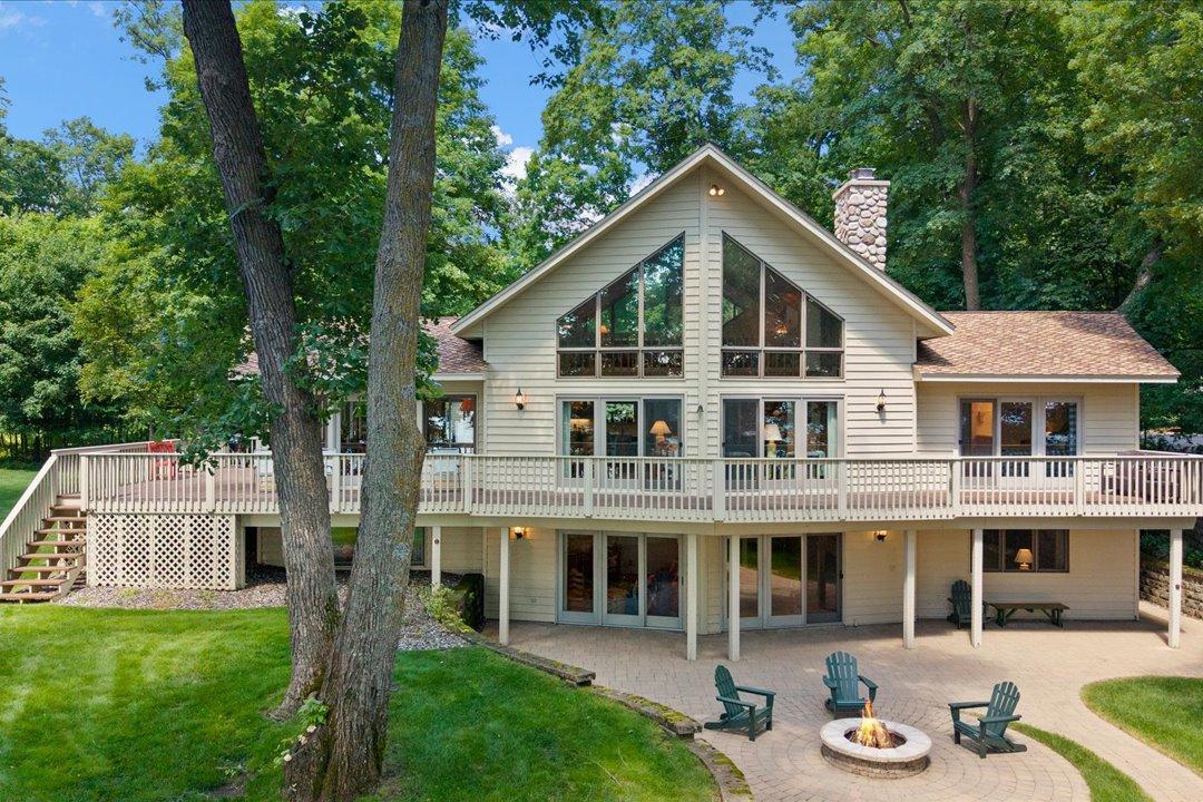 1985 single family home for sale at 8882 Interlachen Road in Lake Shore, MN — 3 bed, 3 bath (photo 2 of 66)