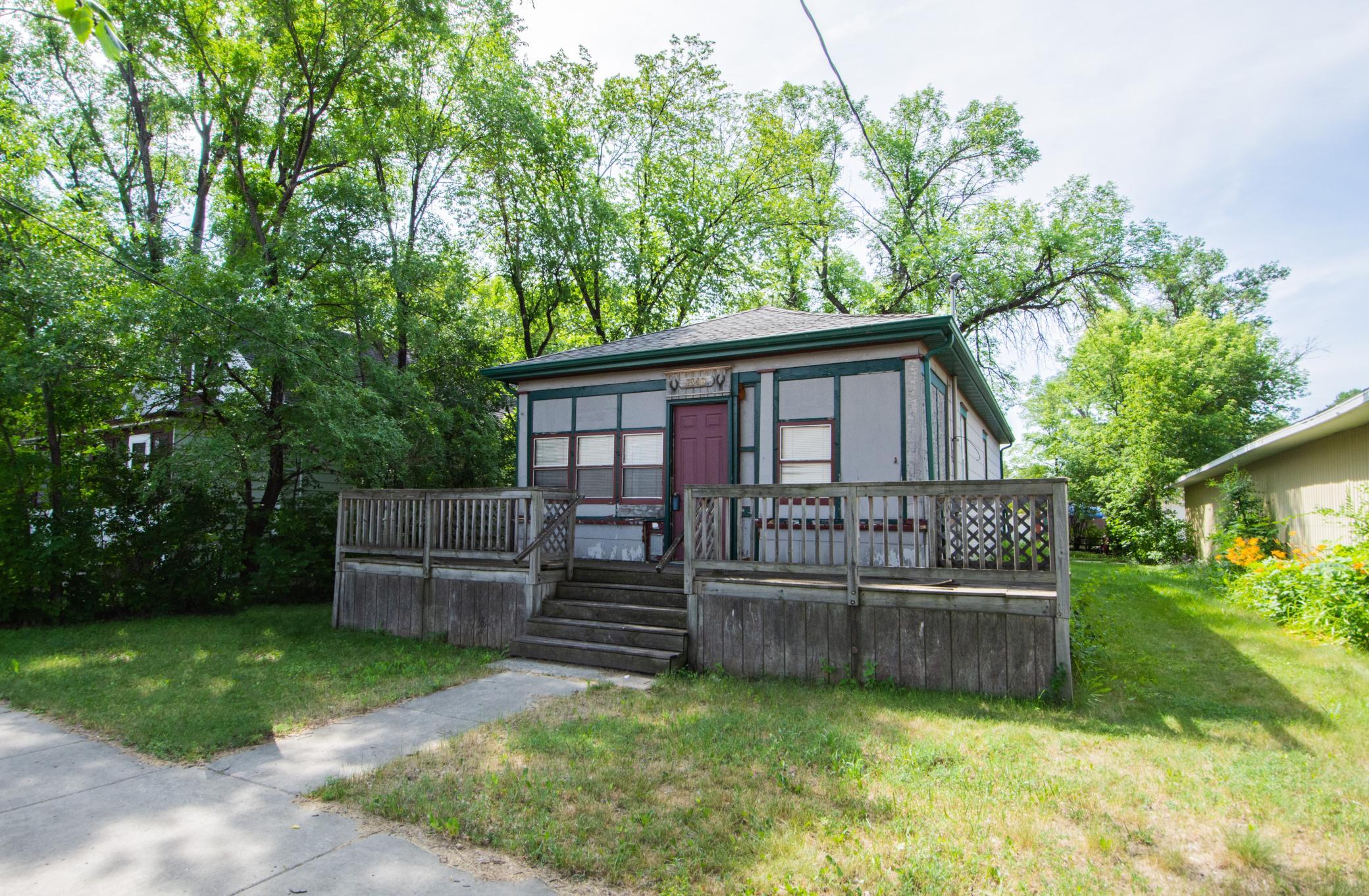 1917 single family home for sale at 1340 4th Avenue N in Fargo, ND — 2 bed, 1 bath (photo 2 of 29)