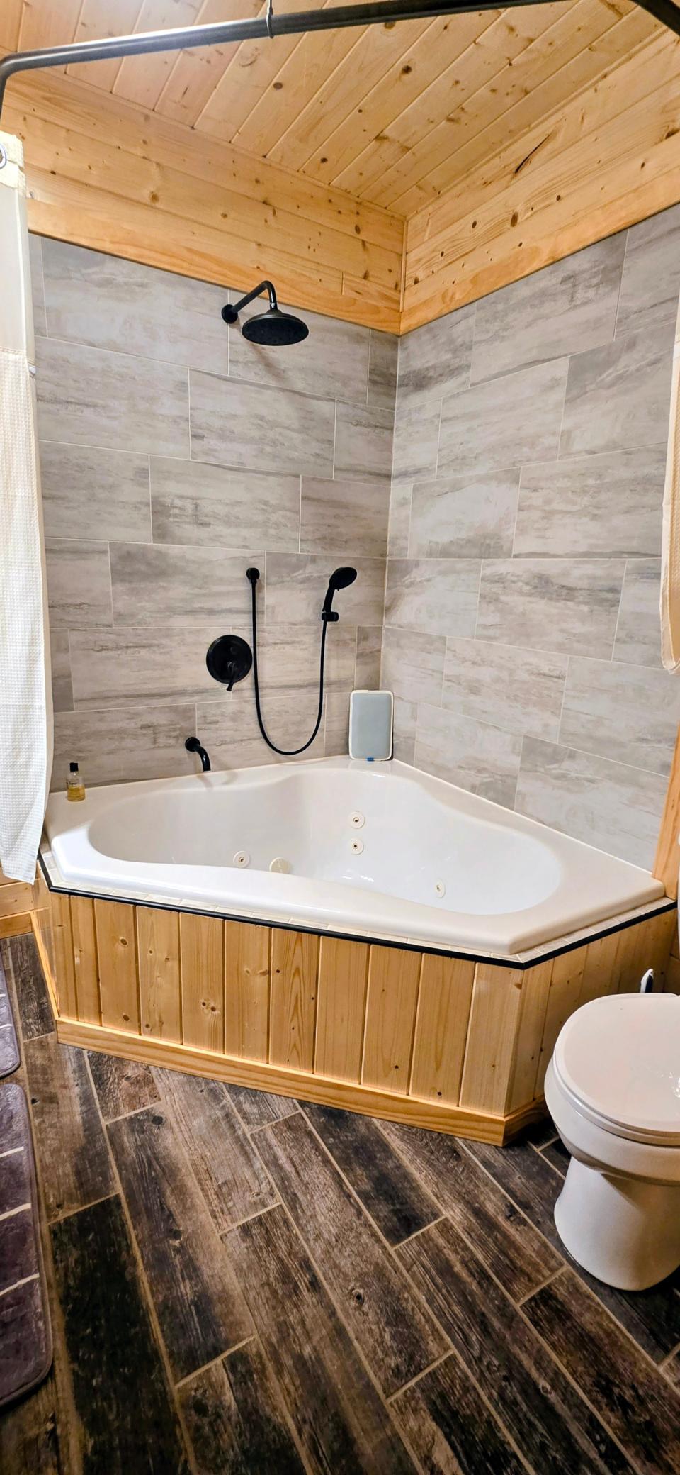 2019 single family home for sale at 17668 Birch Drive NW in Angle Inlet, MN — 2 bed, 3 bath (photo 12 of 18)
