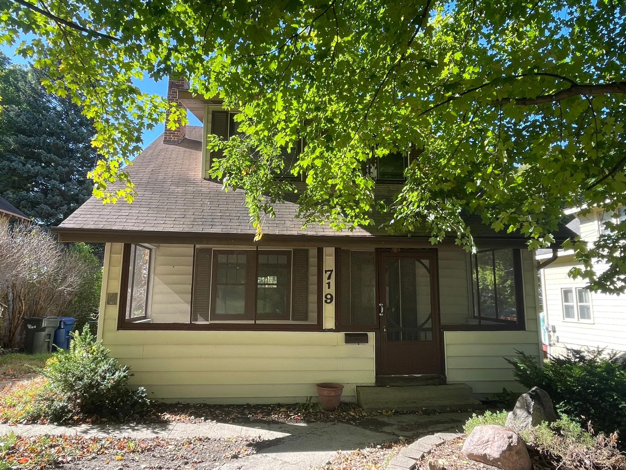 1921 single family home for sale at 719 N Union Avenue in Fergus Falls, MN — 5 bed, 2 bath (photo 2 of 36)