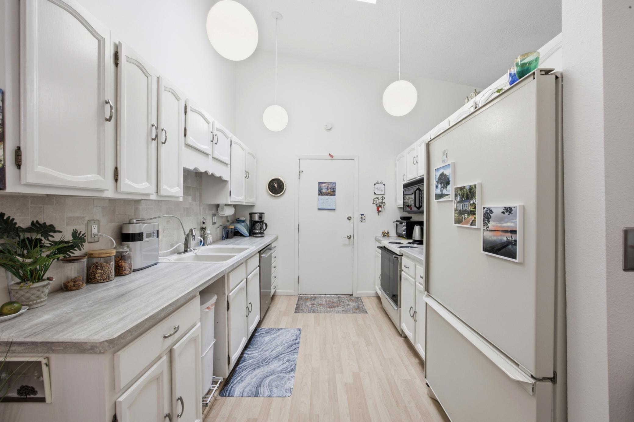 1976 twin home for sale at 1451 23rd Street S in Fargo, ND — 2 bed, 2 bath (photo 7 of 41)