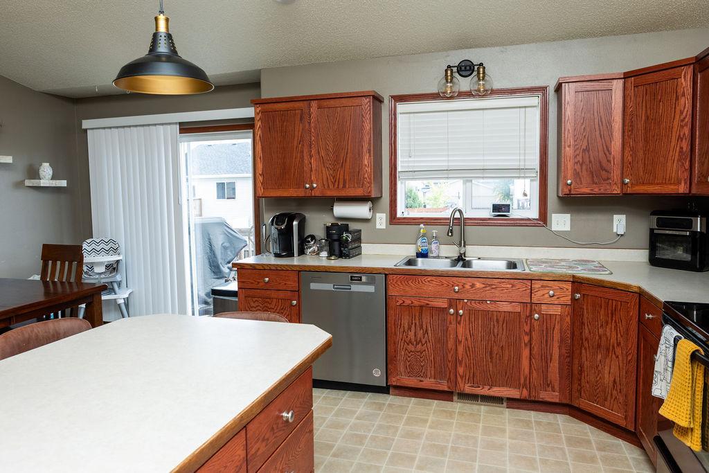 1028 39 Avenue W, West Fargo ND 58078 - Photo 4 of 44