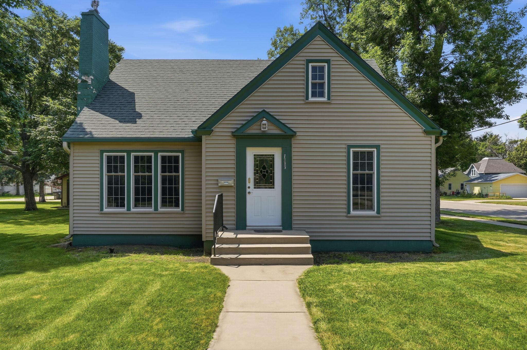 1942 single family home for sale at 1002 Cedar Street in Alexandria, MN — 4 bed, 3 bath (photo 2 of 61)