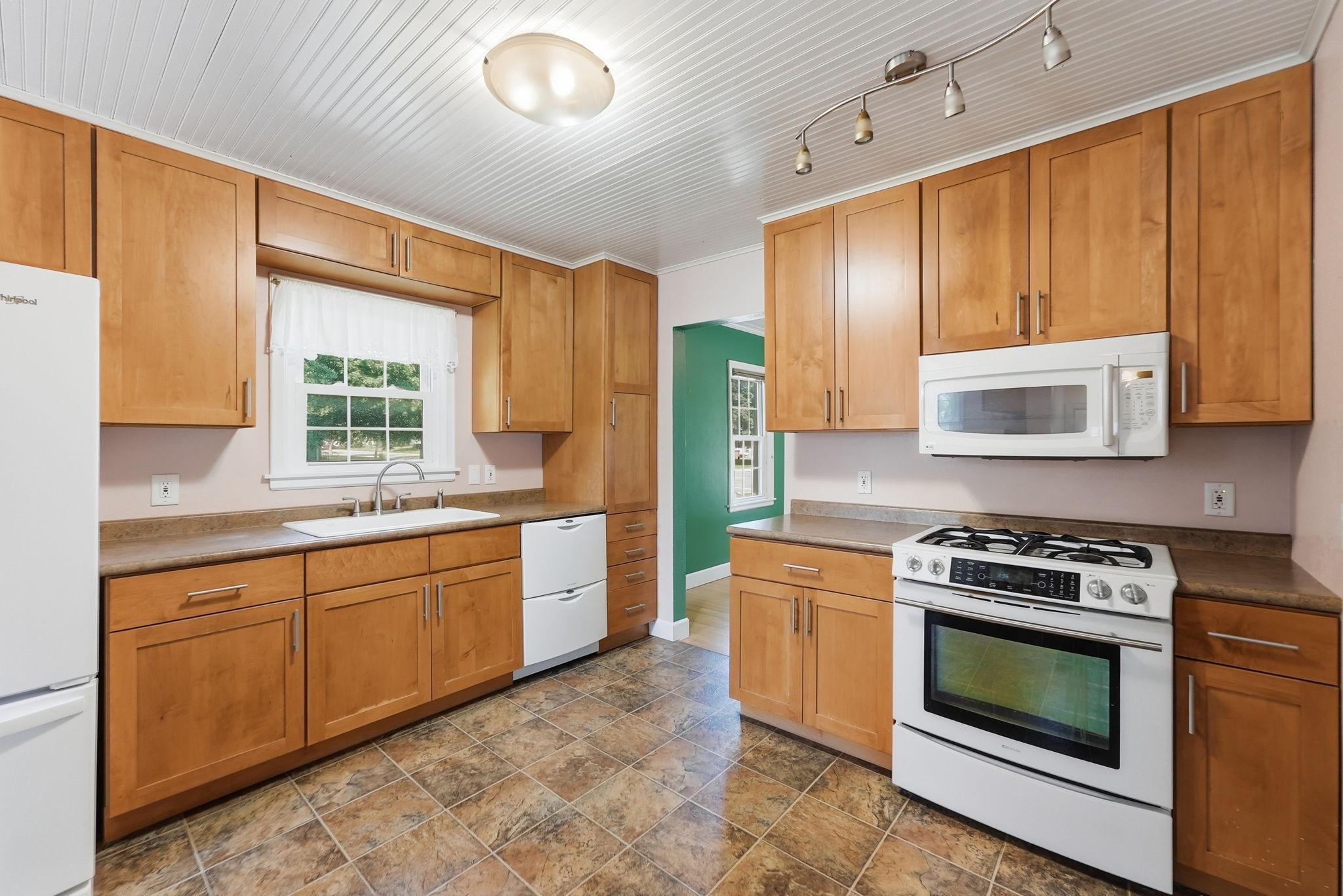 1942 single family home for sale at 1002 Cedar Street in Alexandria, MN — 4 bed, 3 bath (photo 12 of 61)