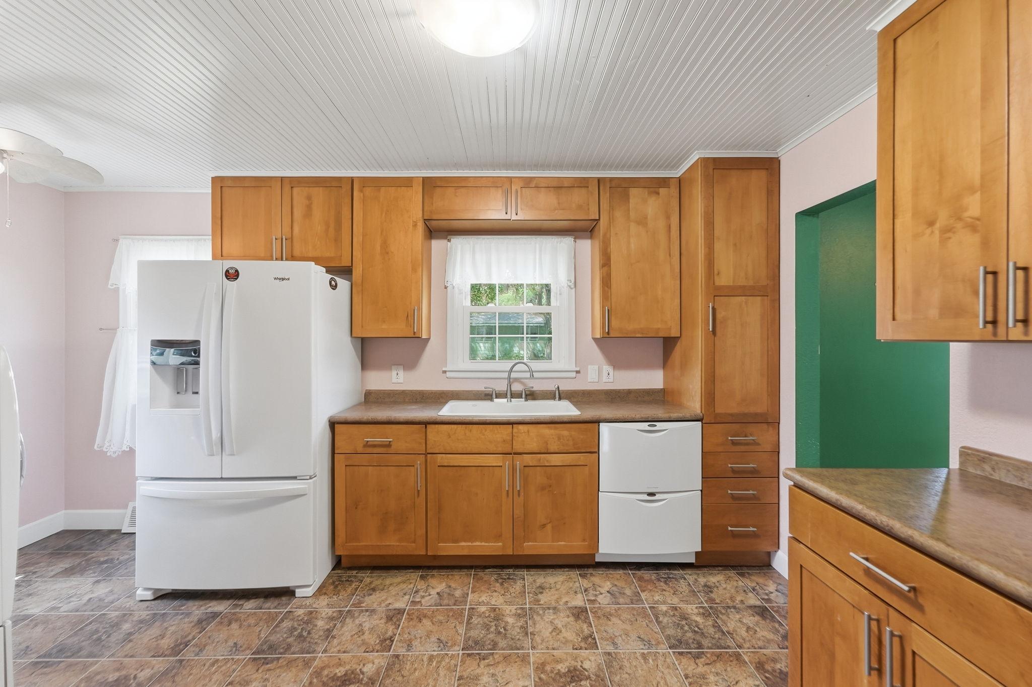 1942 single family home for sale at 1002 Cedar Street in Alexandria, MN — 4 bed, 3 bath (photo 14 of 61)