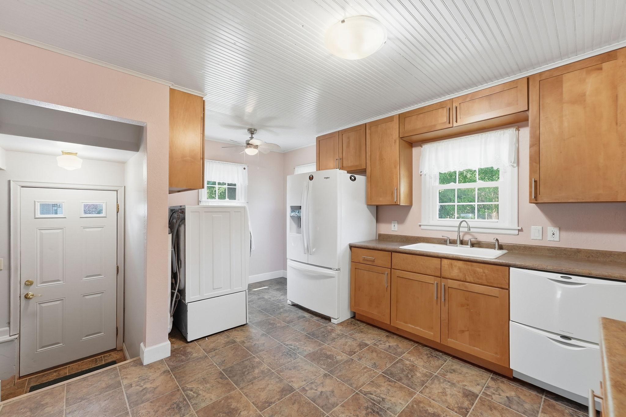 1942 single family home for sale at 1002 Cedar Street in Alexandria, MN — 4 bed, 3 bath (photo 16 of 61)