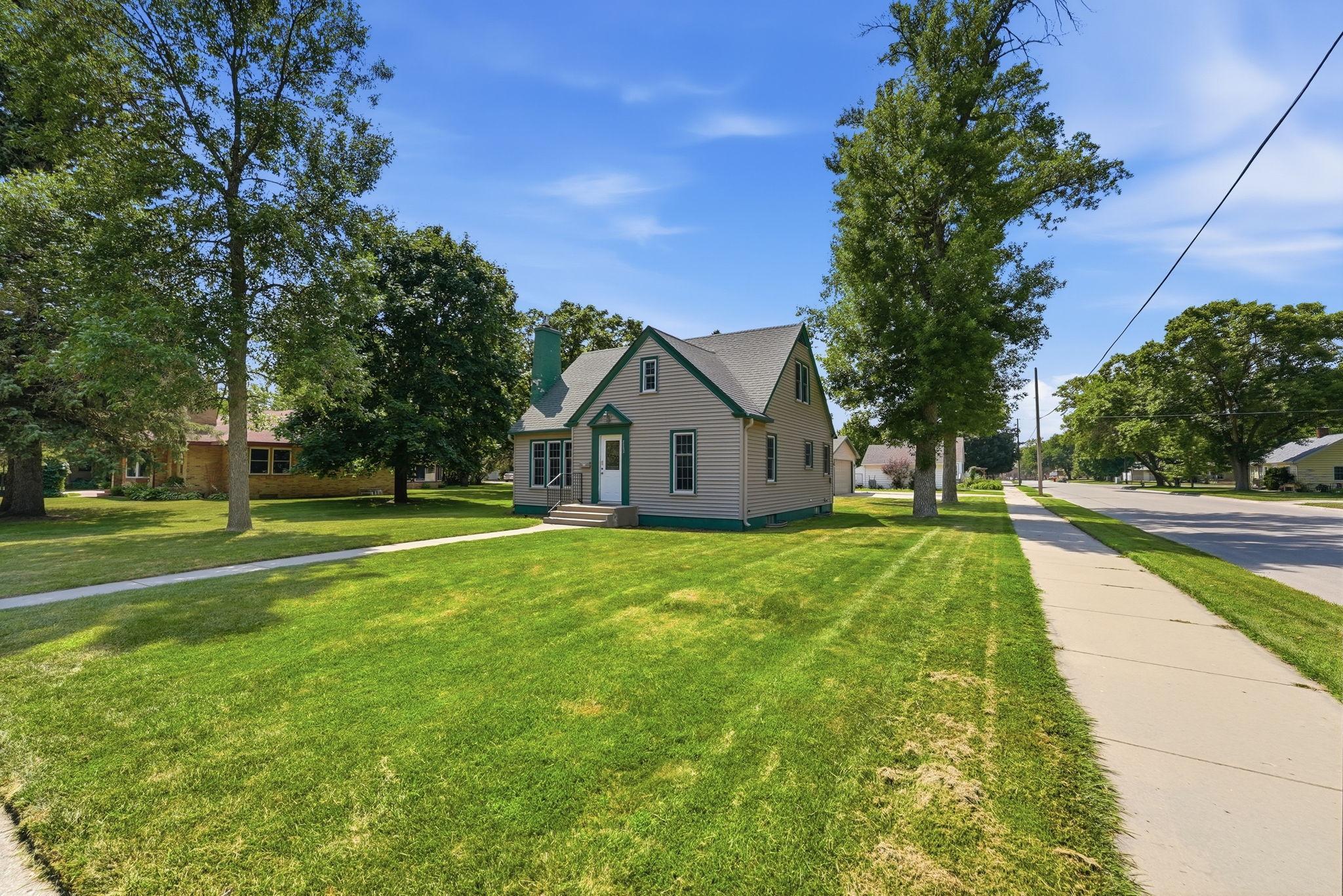 1942 single family home for sale at 1002 Cedar Street in Alexandria, MN — 4 bed, 3 bath (photo 3 of 61)