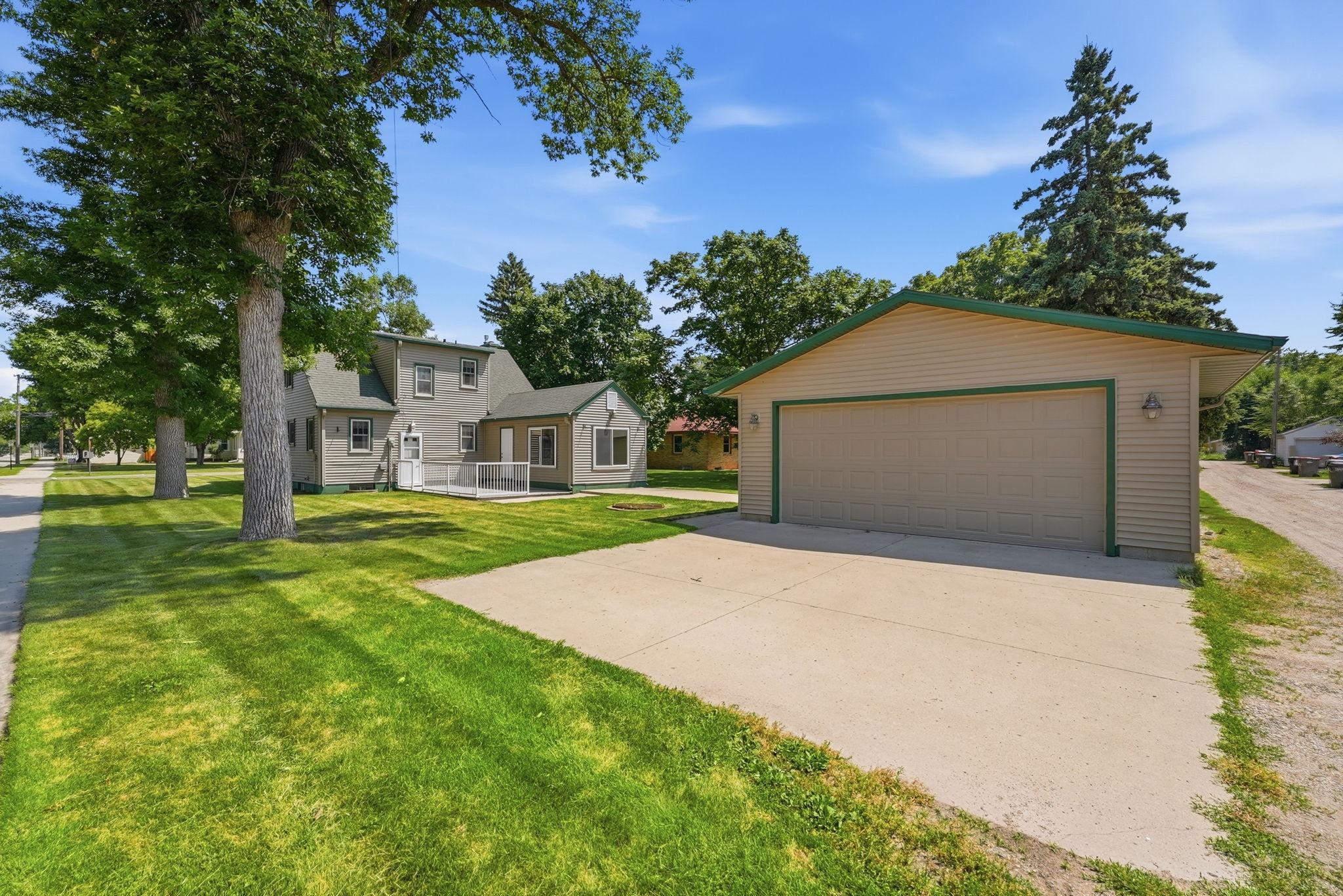 1942 single family home for sale at 1002 Cedar Street in Alexandria, MN — 4 bed, 3 bath (photo 4 of 61)