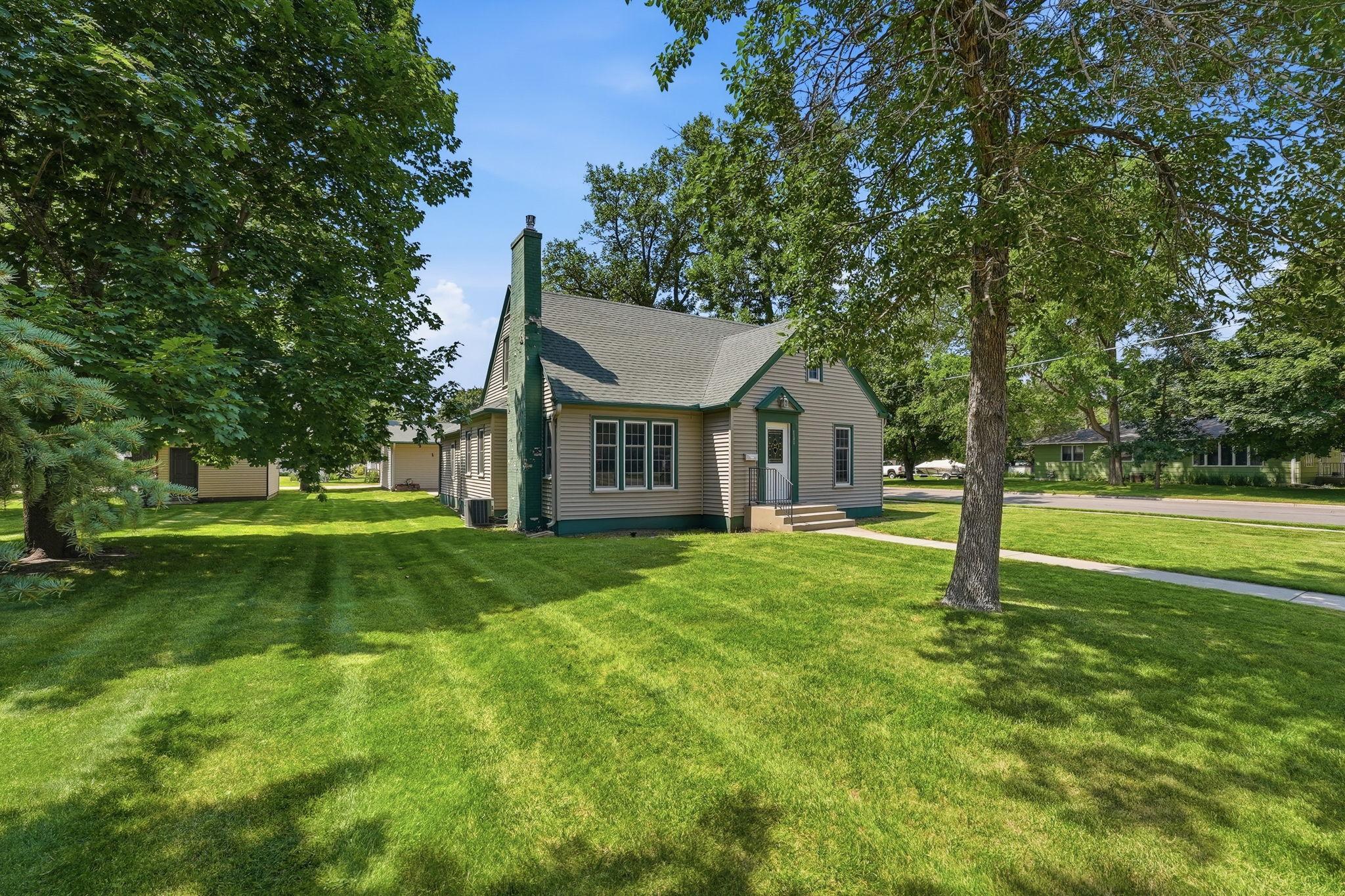 1942 single family home for sale at 1002 Cedar Street in Alexandria, MN — 4 bed, 3 bath (photo 39 of 61)