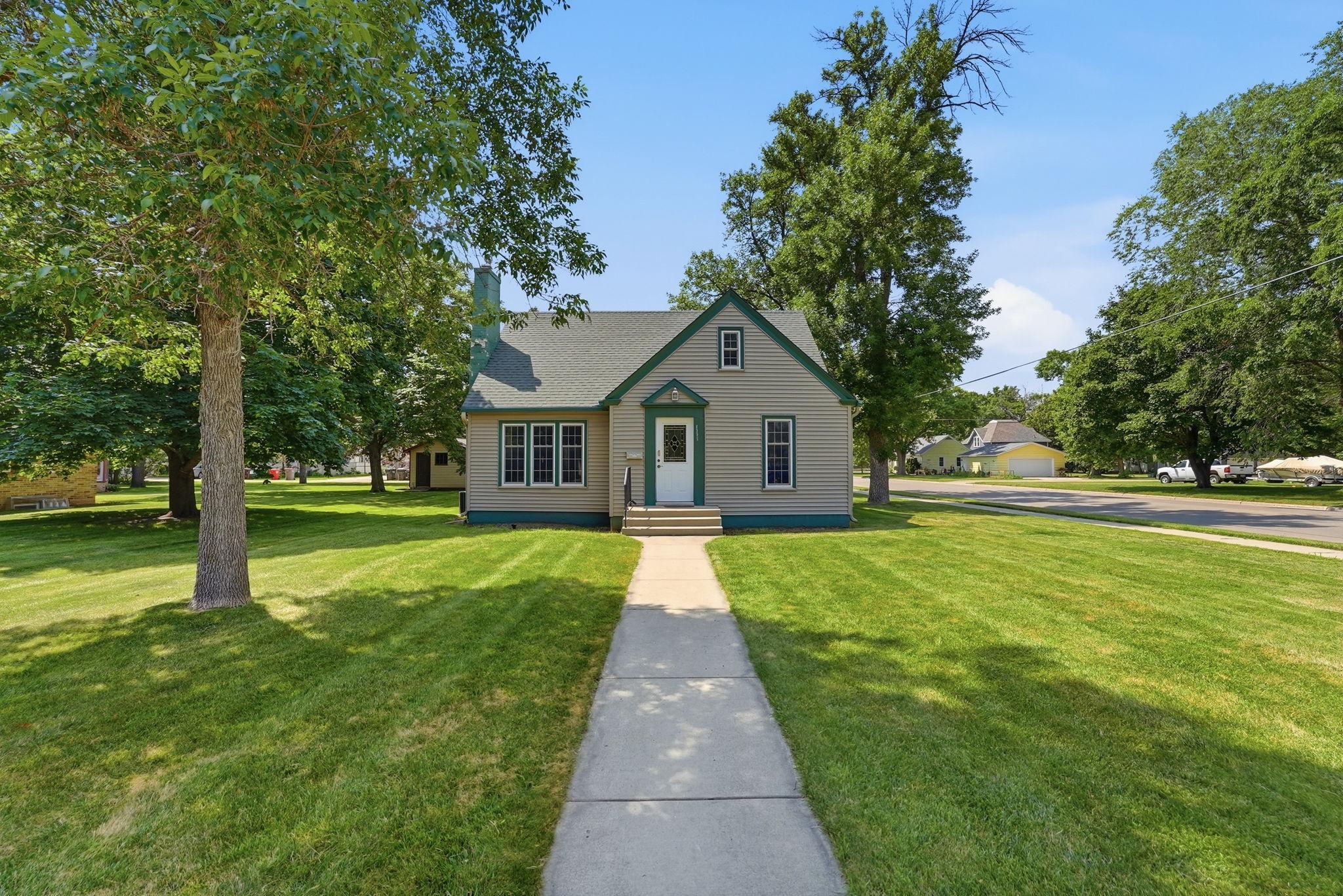 1942 single family home for sale at 1002 Cedar Street in Alexandria, MN — 4 bed, 3 bath (photo 40 of 61)