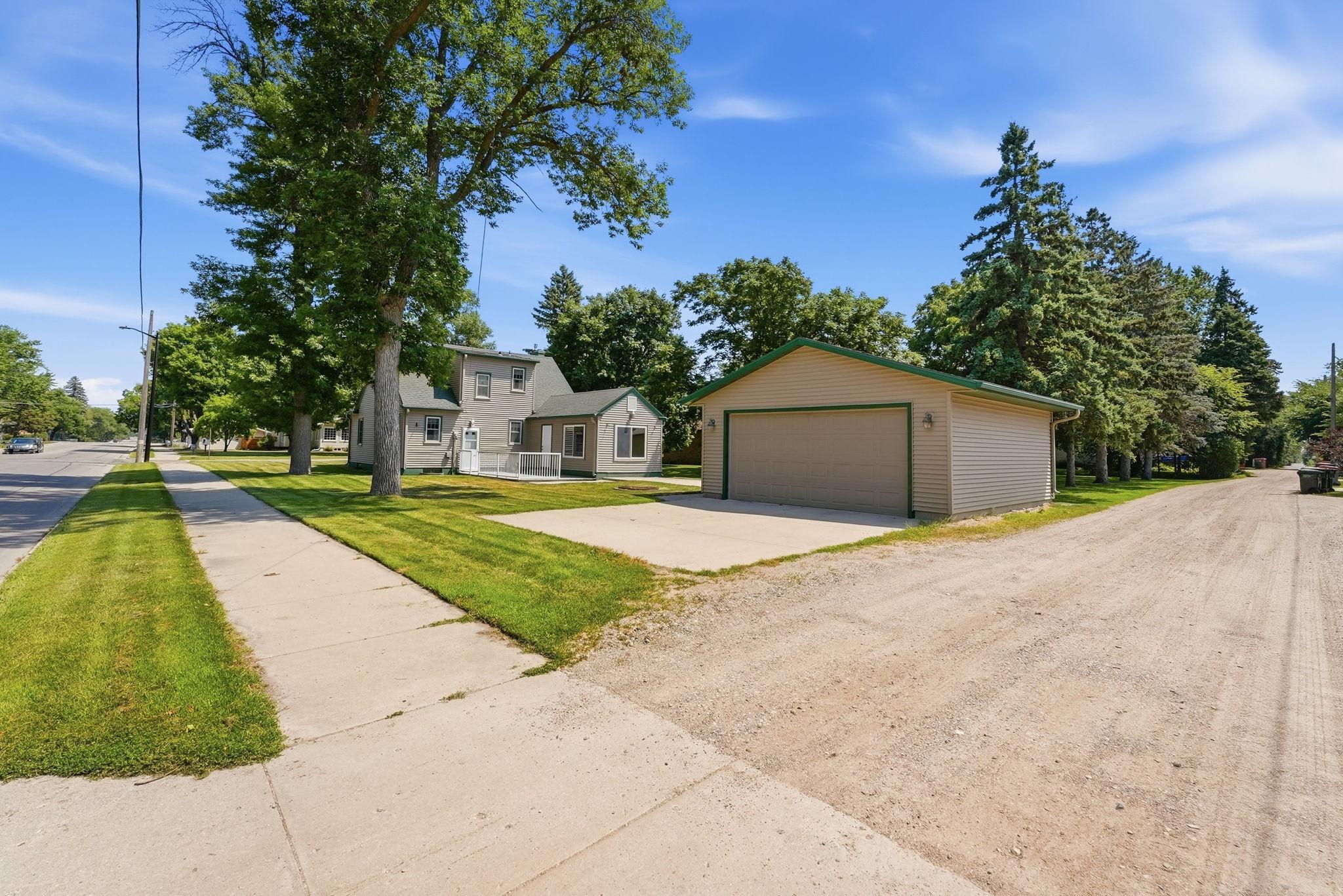 1942 single family home for sale at 1002 Cedar Street in Alexandria, MN — 4 bed, 3 bath (photo 42 of 61)