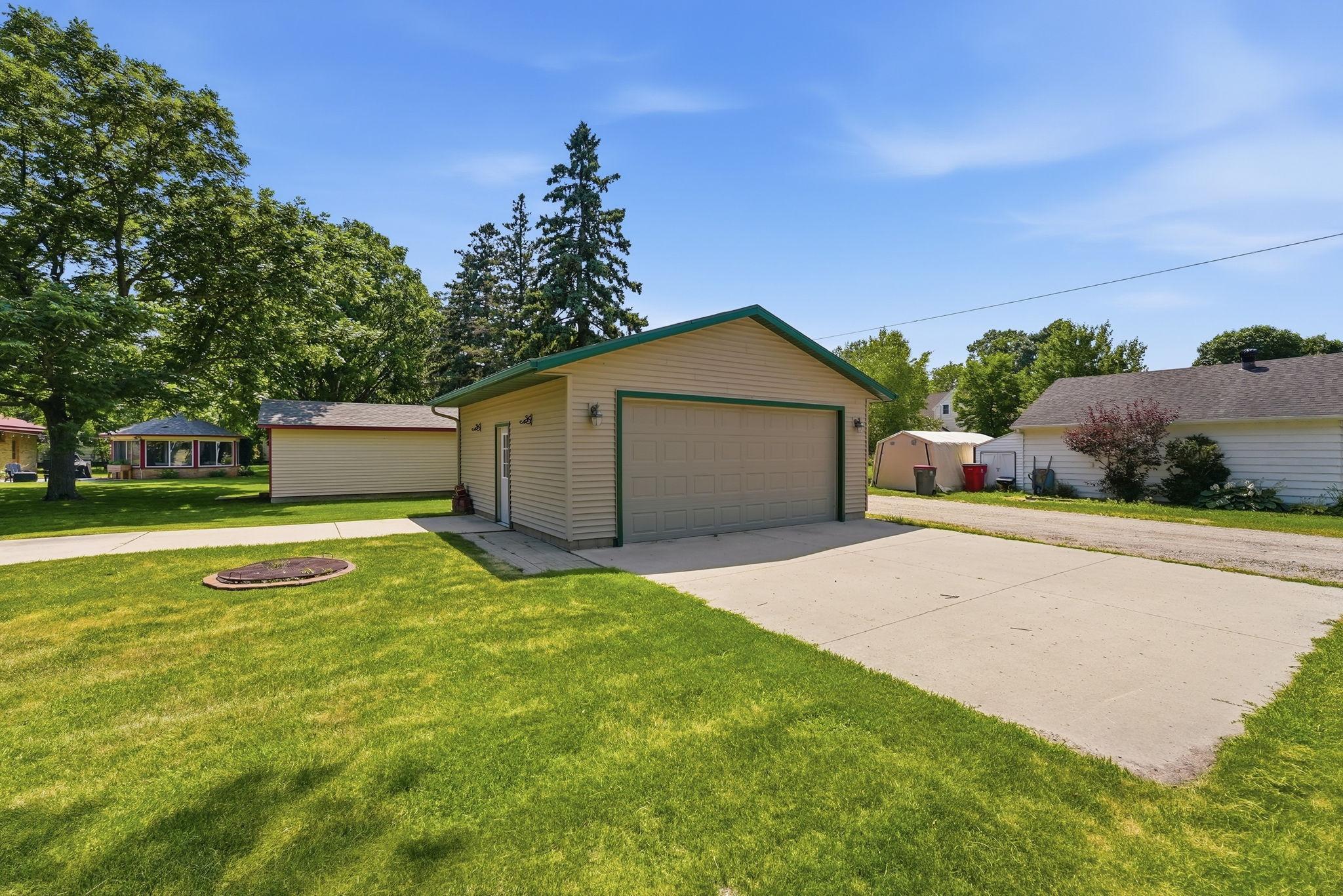 1942 single family home for sale at 1002 Cedar Street in Alexandria, MN — 4 bed, 3 bath (photo 43 of 61)