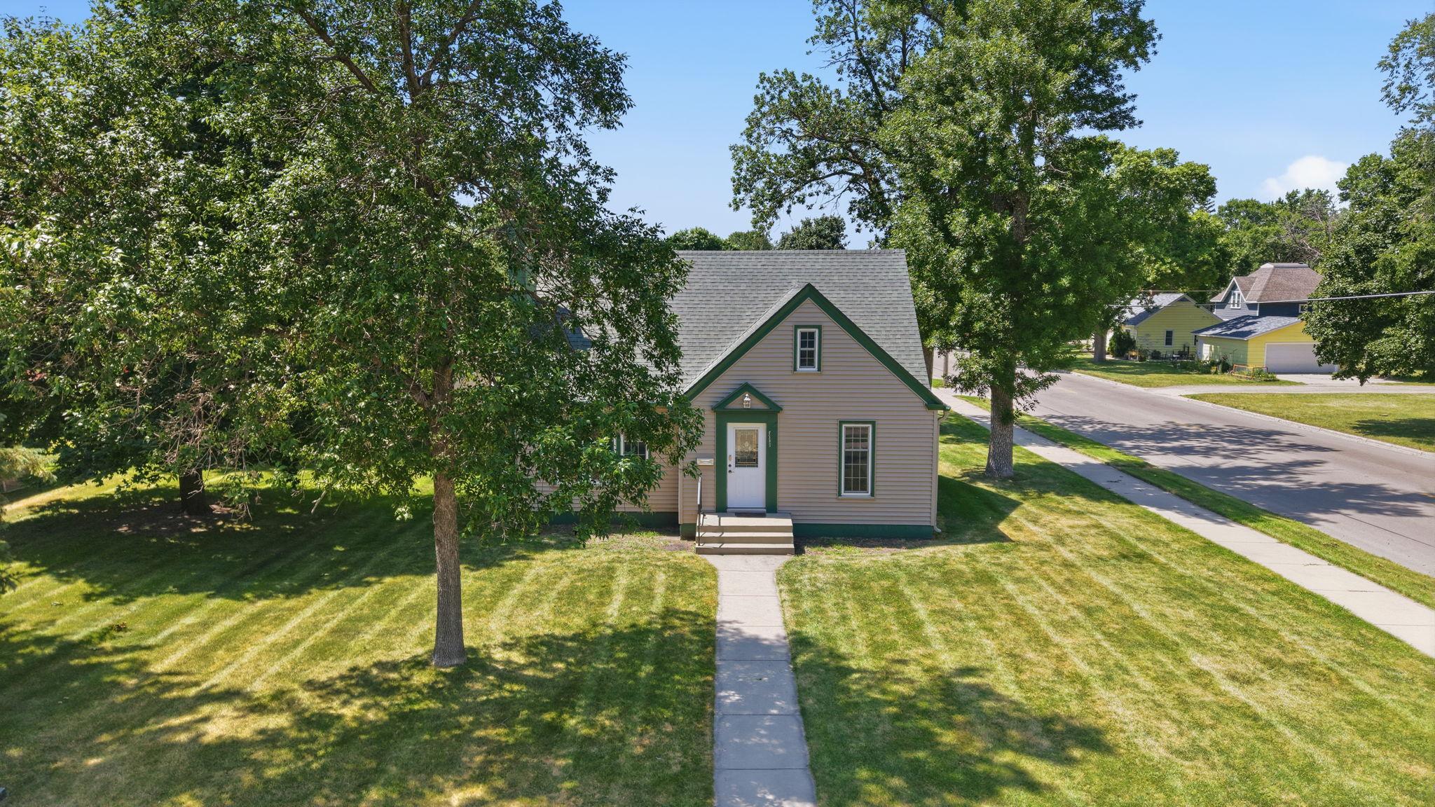 1942 single family home for sale at 1002 Cedar Street in Alexandria, MN — 4 bed, 3 bath (photo 52 of 61)