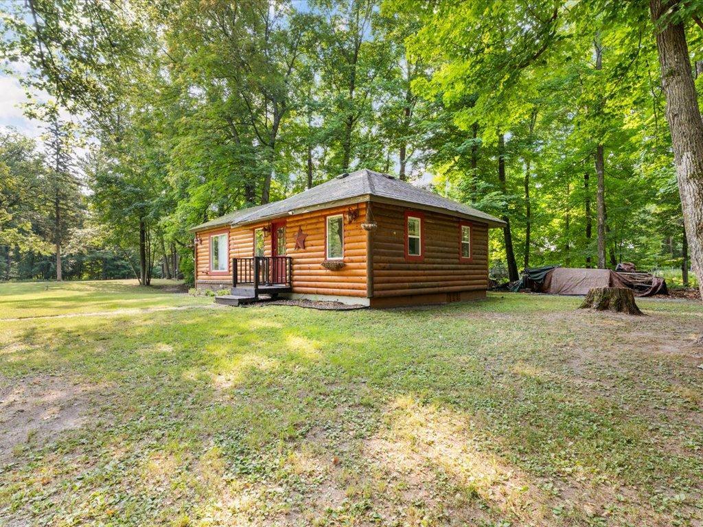 1960 single family home for sale at 8633 Interlachen Road in Nisswa, MN — 2 bed, 1 bath (photo 3 of 23)