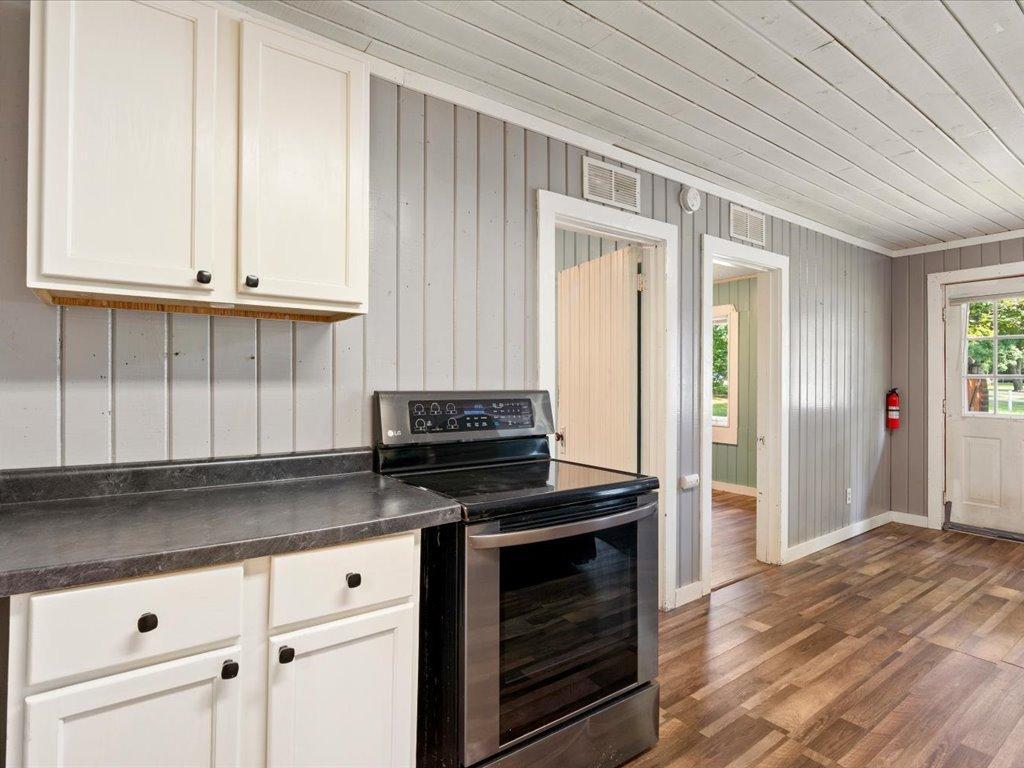 1960 single family home for sale at 8633 Interlachen Road in Nisswa, MN — 2 bed, 1 bath (photo 7 of 23)
