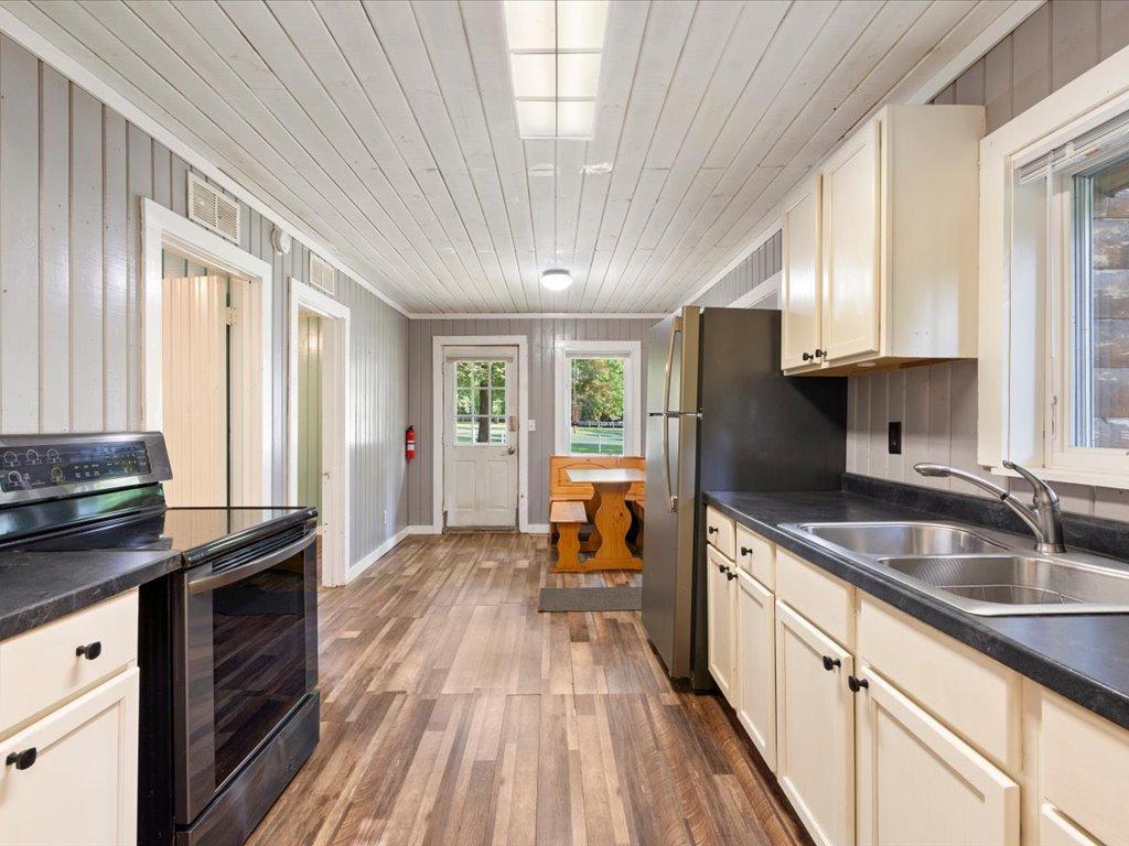 1960 single family home for sale at 8633 Interlachen Road in Nisswa, MN — 2 bed, 1 bath (photo 8 of 23)