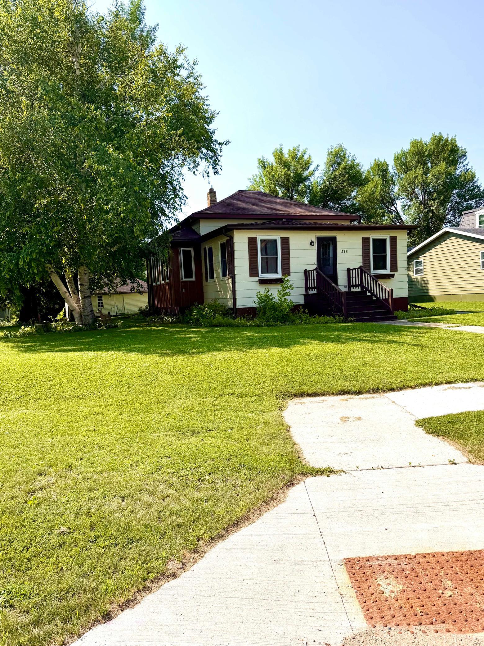 1889 single family home for sale at 318 2nd Street SE in Hallock, MN — 3 bed, 2 bath (photo 2 of 25)