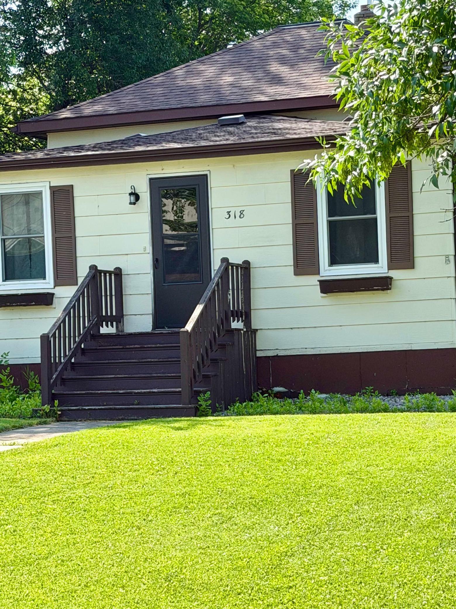 1889 single family home for sale at 318 2nd Street SE in Hallock, MN — 3 bed, 2 bath (photo 3 of 25)