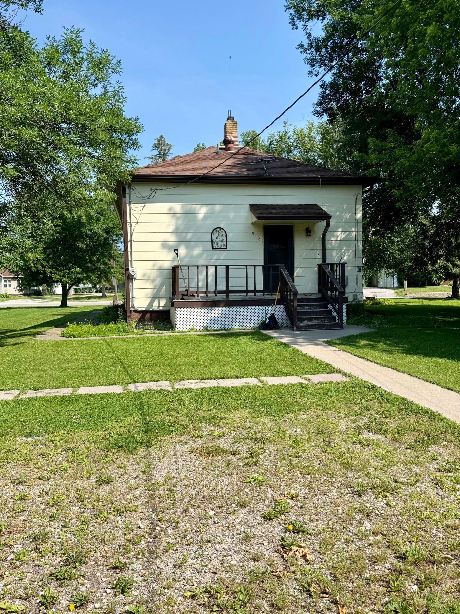 1889 single family home for sale at 318 2nd Street SE in Hallock, MN — 3 bed, 2 bath (photo 5 of 25)