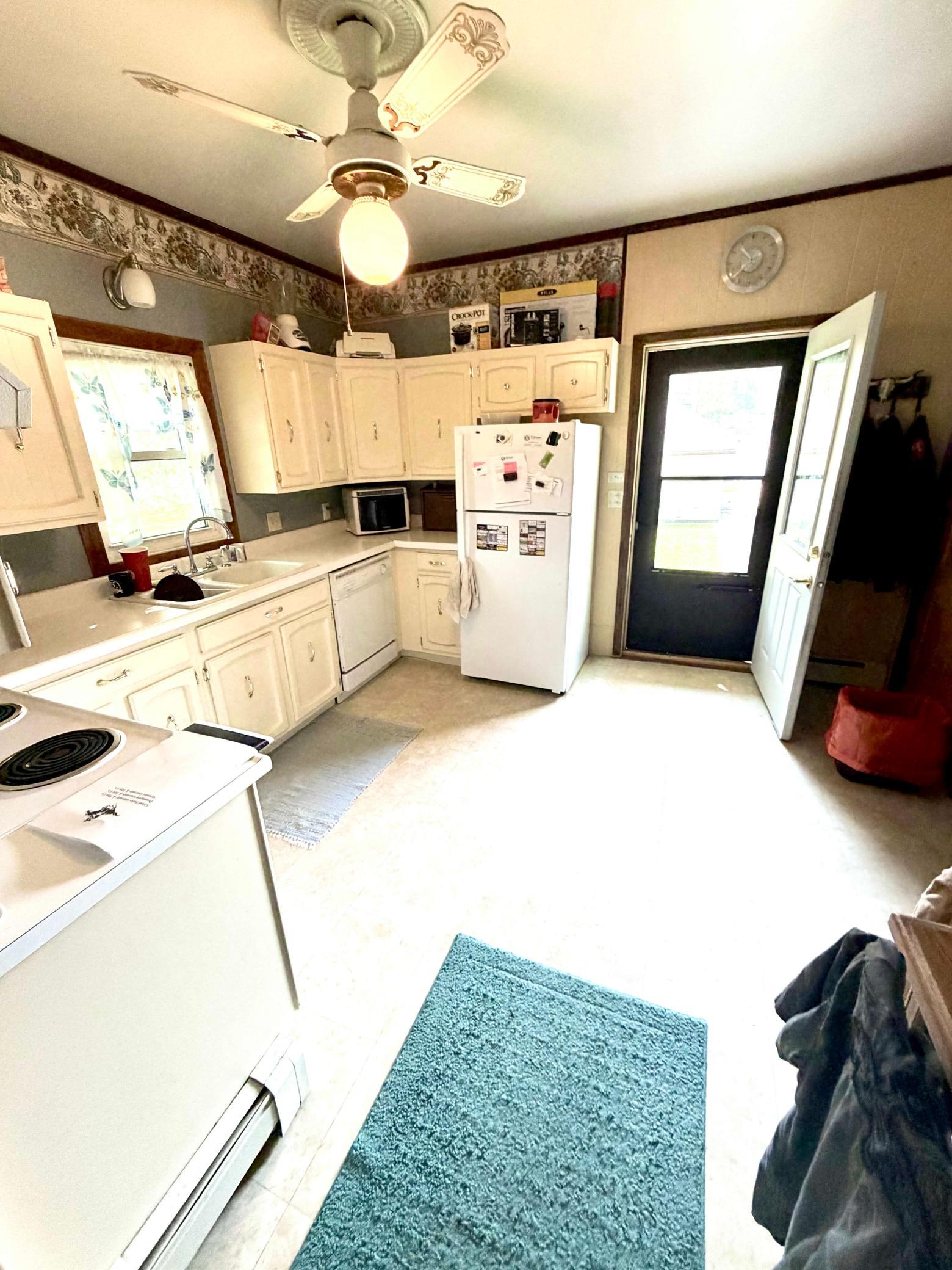 1889 single family home for sale at 318 2nd Street SE in Hallock, MN — 3 bed, 2 bath (photo 6 of 25)