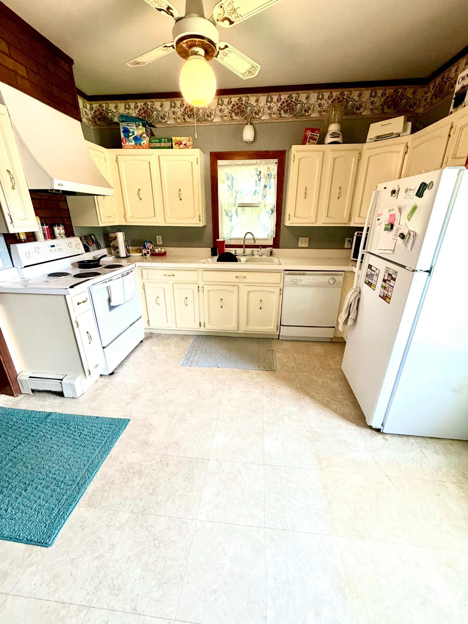 1889 single family home for sale at 318 2nd Street SE in Hallock, MN — 3 bed, 2 bath (photo 7 of 25)