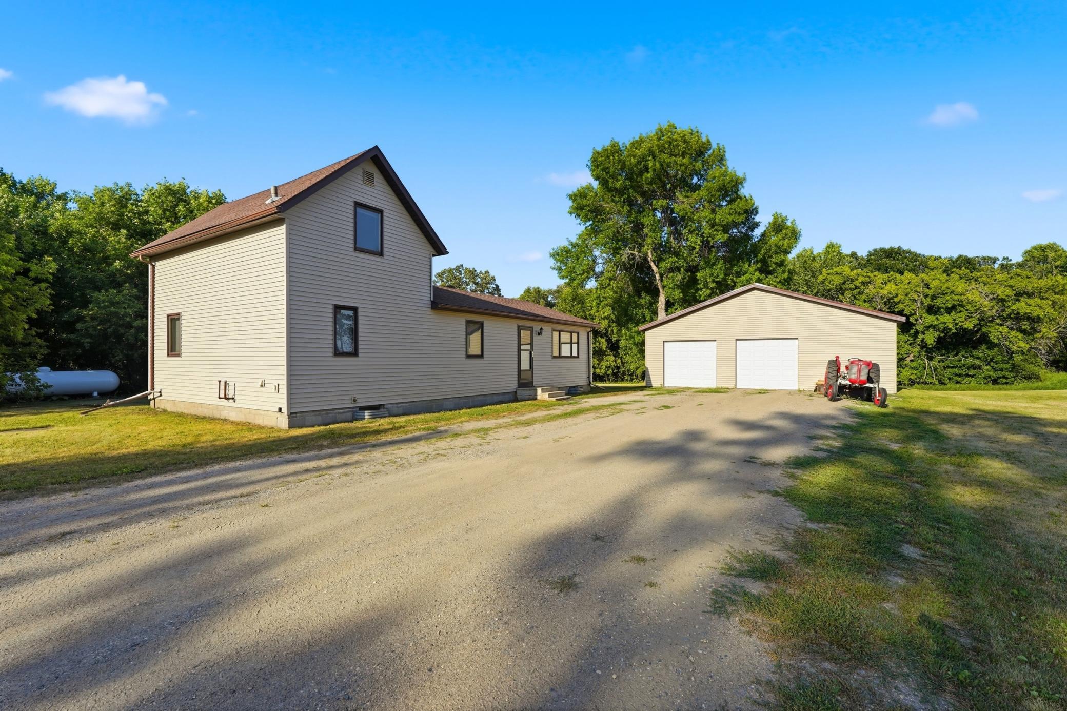 1903 single family home for sale at 707 Washington Avenue in Crookston, MN — 4 bed, 2 bath (photo 2 of 35)