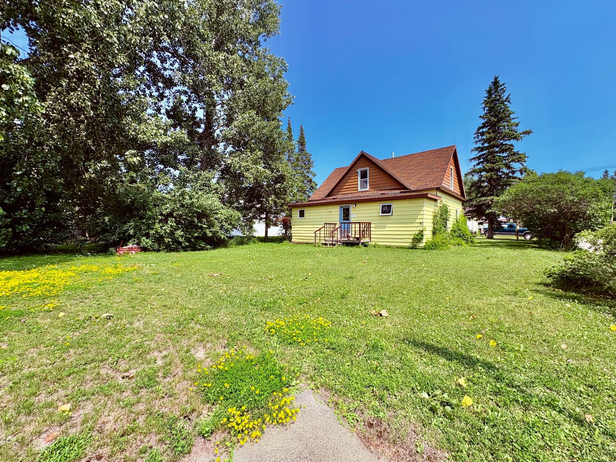 1911 single family home for sale at 122 2nd Avenue SE in Baudette, MN — 4 bed, 2 bath (photo 2 of 32)