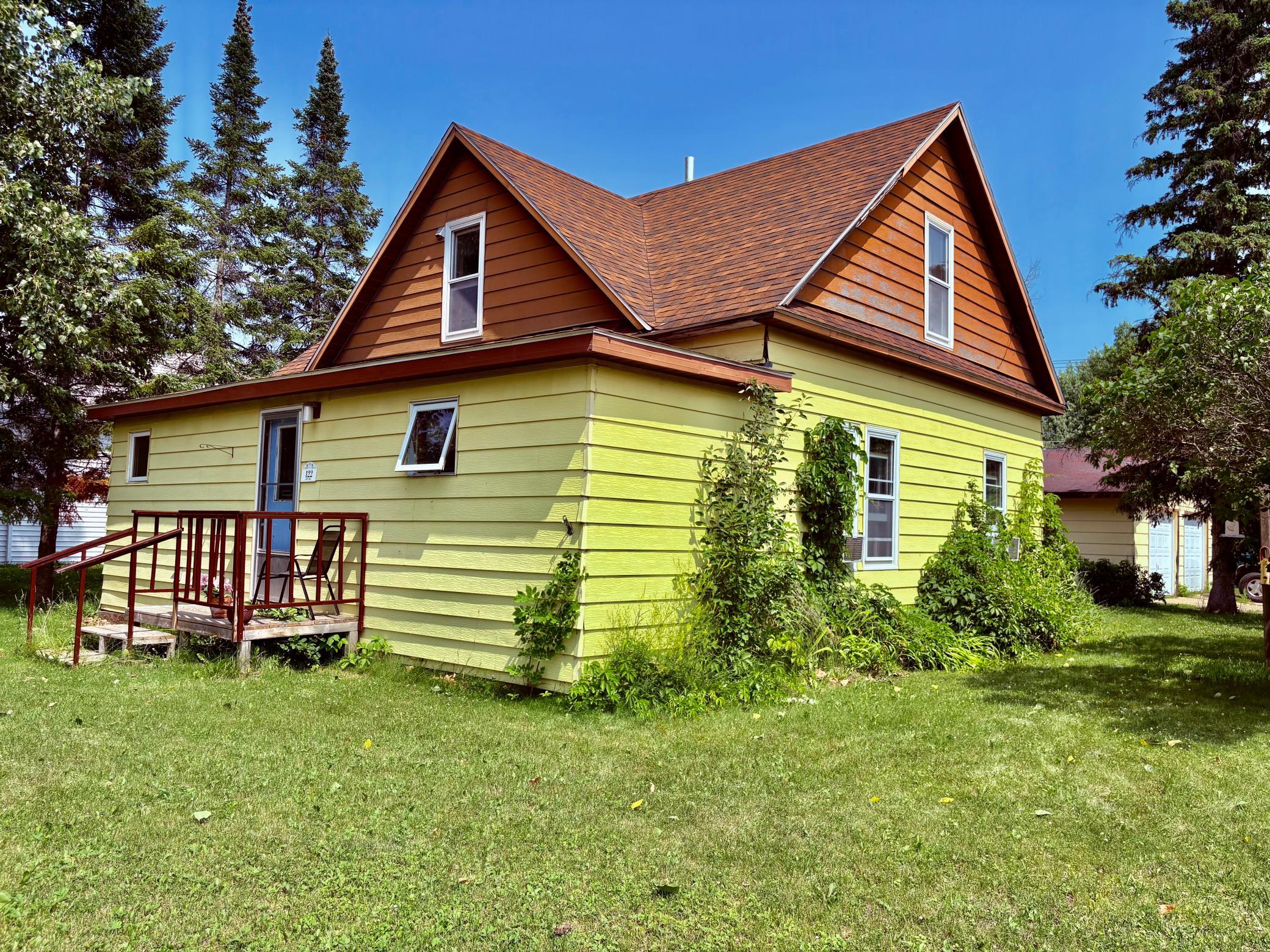 1911 single family home for sale at 122 2nd Avenue SE in Baudette, MN — 4 bed, 2 bath (photo 3 of 32)