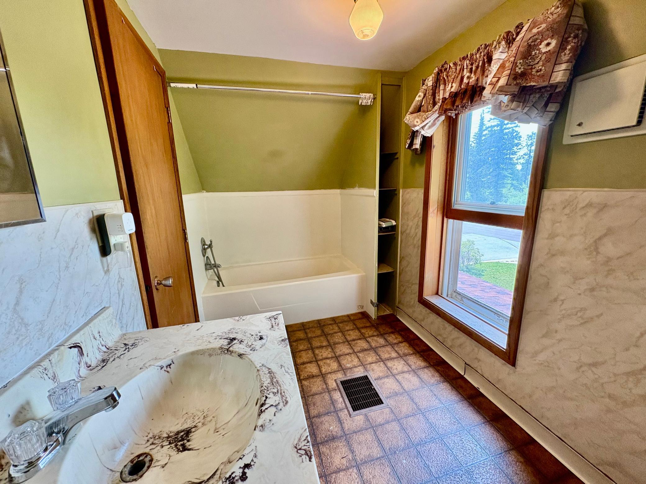 1911 single family home for sale at 122 2nd Avenue SE in Baudette, MN — 4 bed, 2 bath (photo 21 of 32)