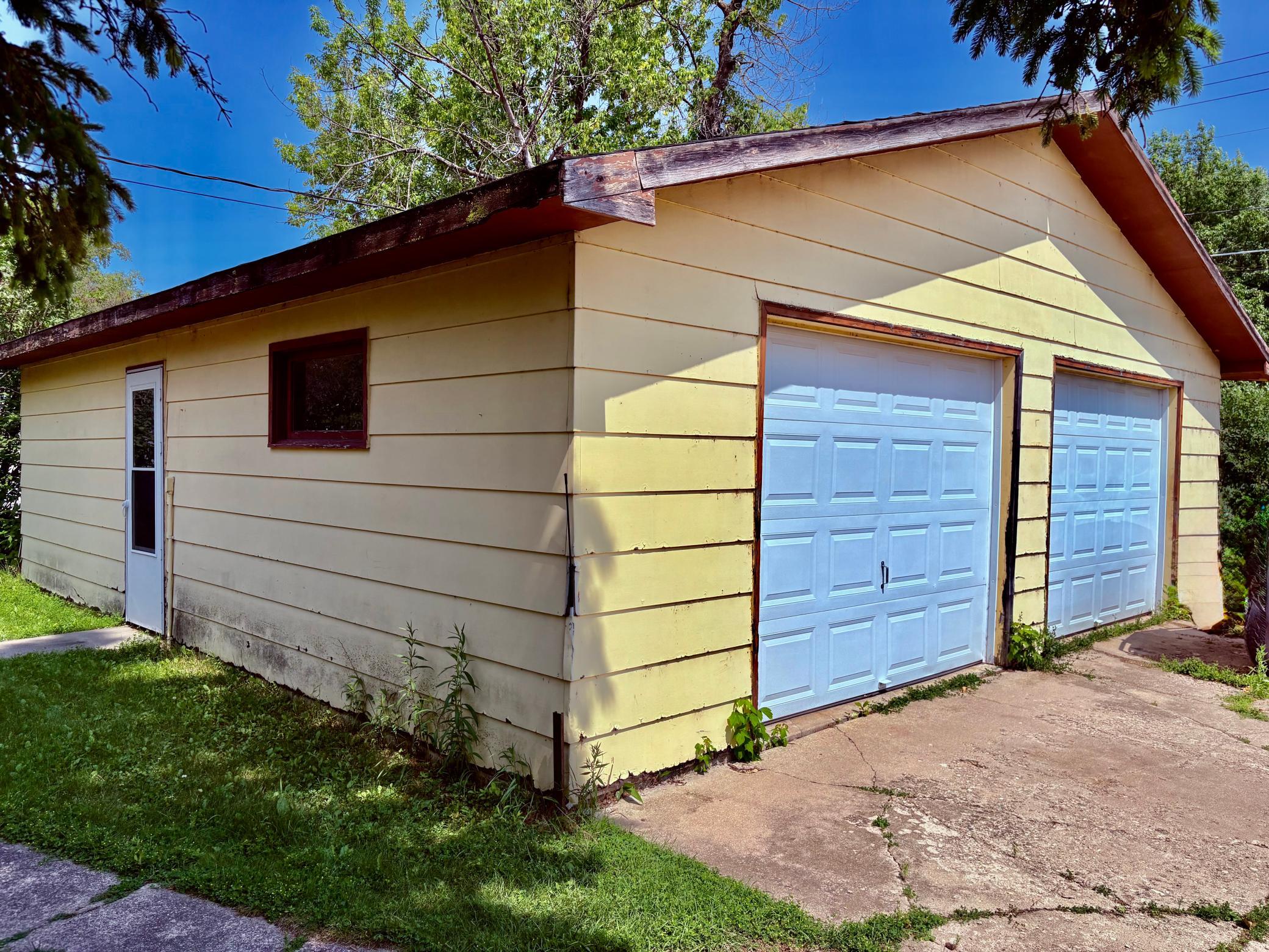 1911 single family home for sale at 122 2nd Avenue SE in Baudette, MN — 4 bed, 2 bath (photo 4 of 32)