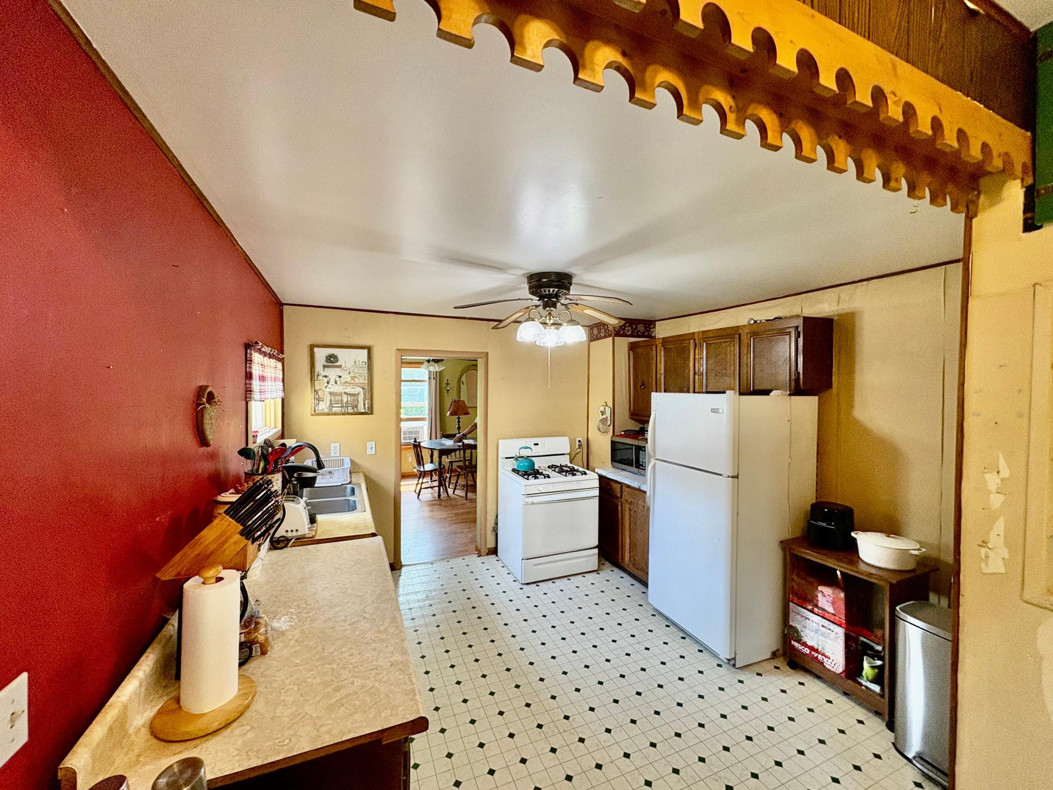 1911 single family home for sale at 122 2nd Avenue SE in Baudette, MN — 4 bed, 2 bath (photo 7 of 32)