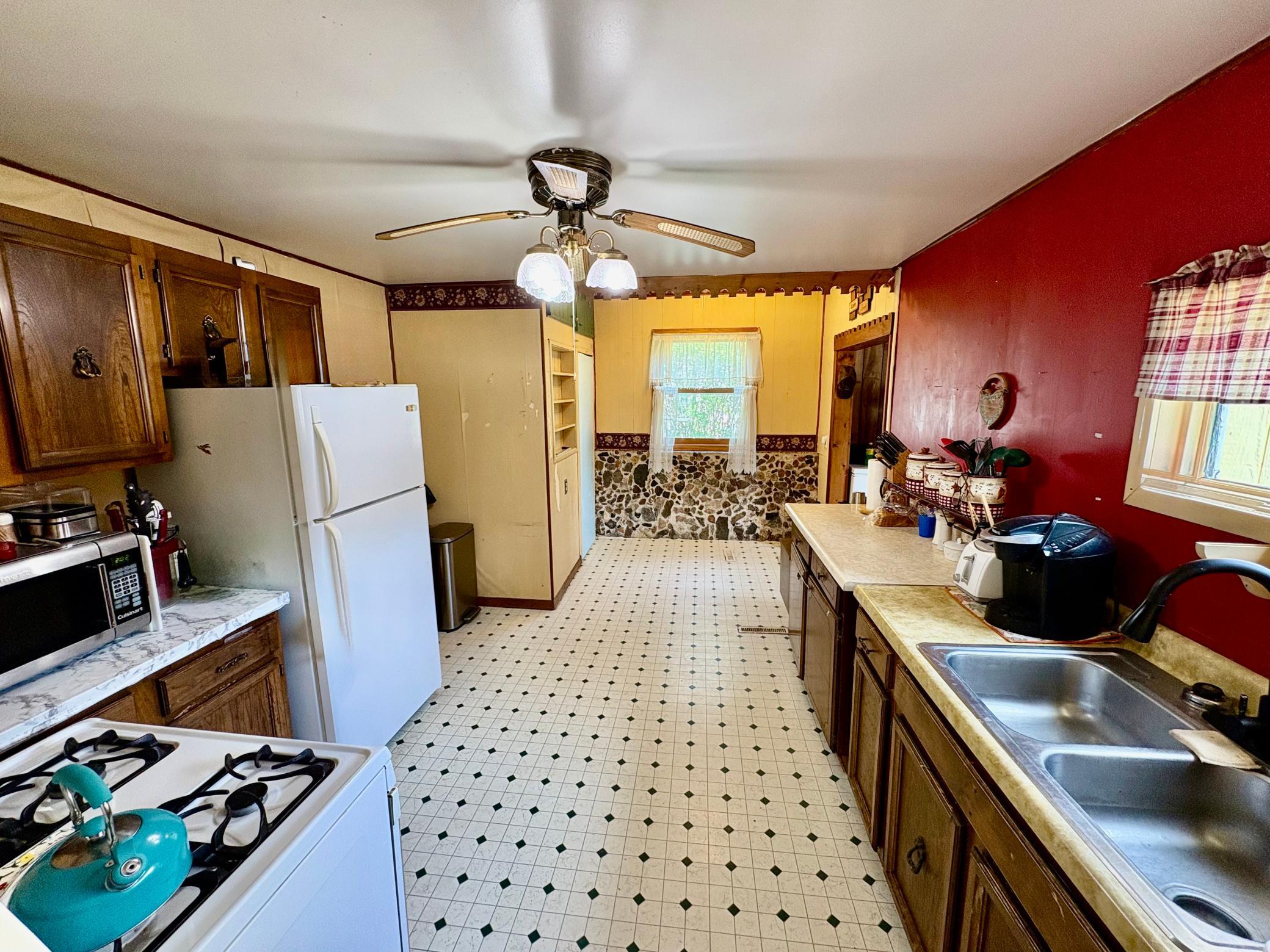 1911 single family home for sale at 122 2nd Avenue SE in Baudette, MN — 4 bed, 2 bath (photo 8 of 32)