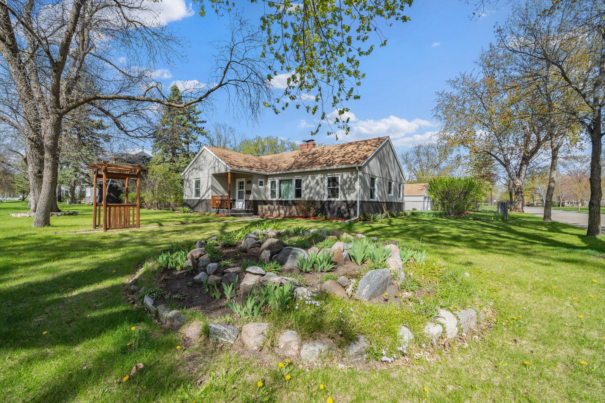1947 single family home for sale at 1019 Ash Street in Alexandria, MN — 3 bed, 2 bath (photo 3 of 86)