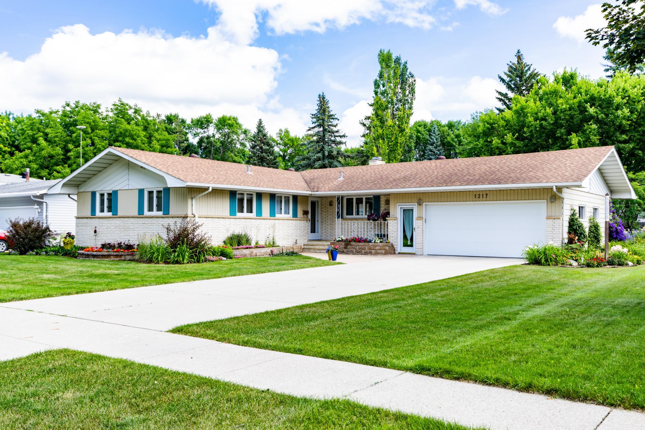 1217 Oak Street N, Fargo ND 58102 - Photo 2 of 70