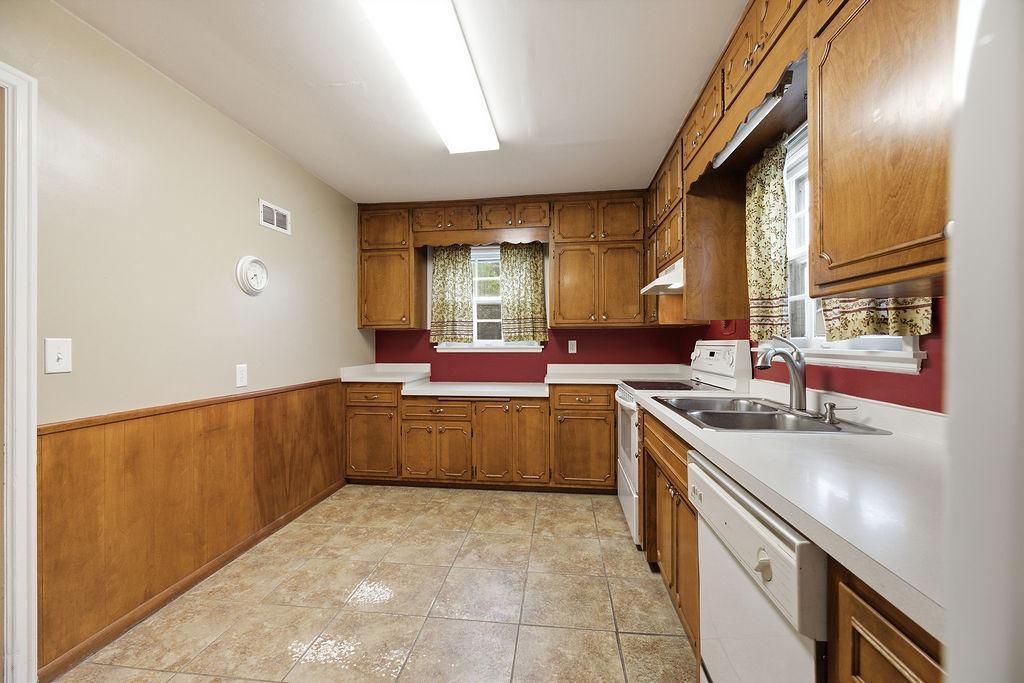 1002 10th Street S, Moorhead MN 56560 - Photo 11 of 27