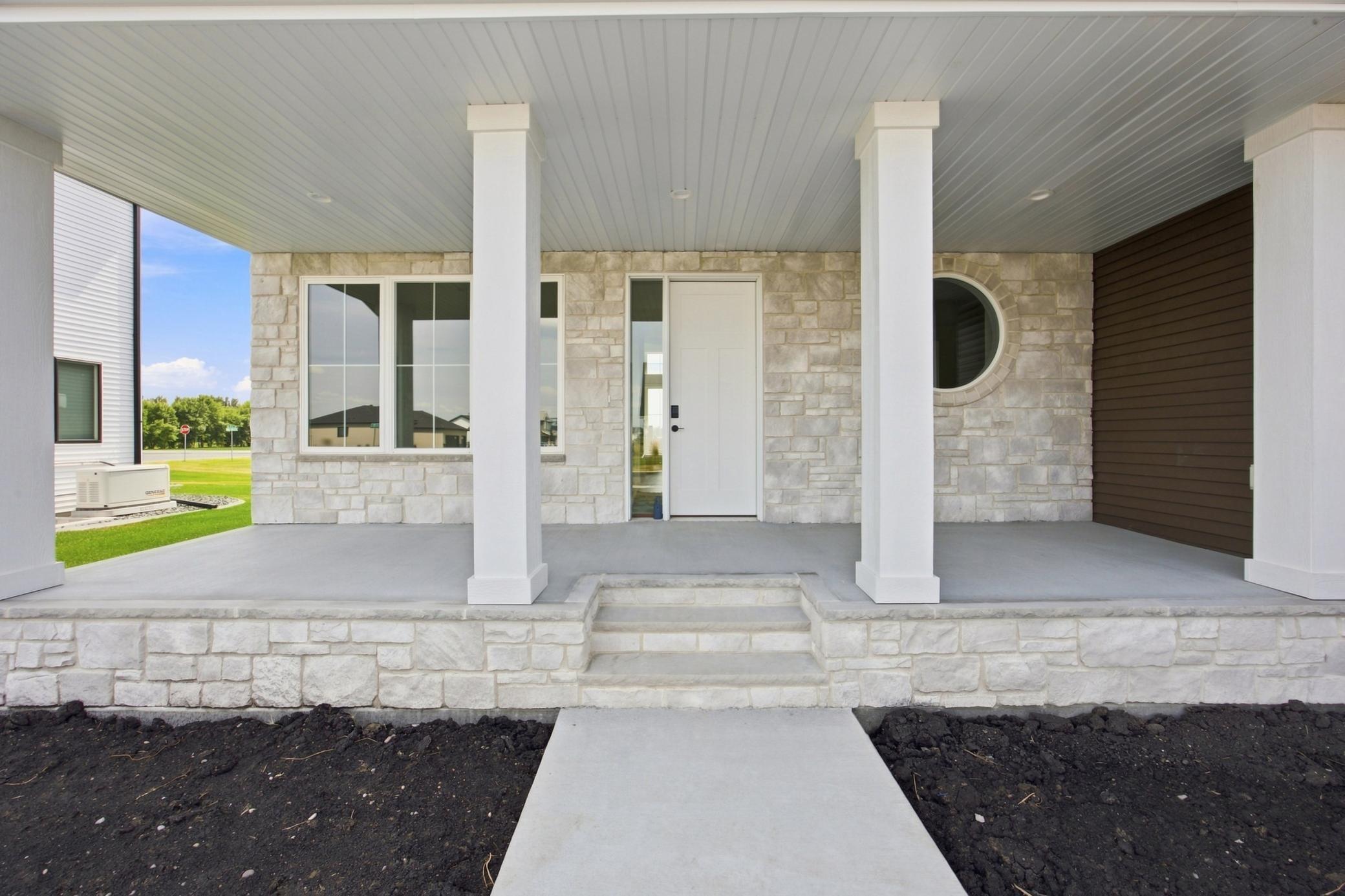 2027 single family home for sale at 8912 Meadowlark Parkway in Horace, ND — 6 bed, 4 bath (photo 3 of 28)