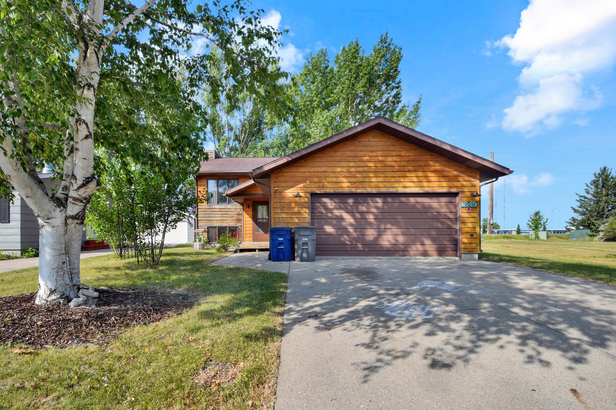 1992 single family home for sale at 1849 29th Street Circle S in Moorhead, MN — 4 bed, 3 bath
