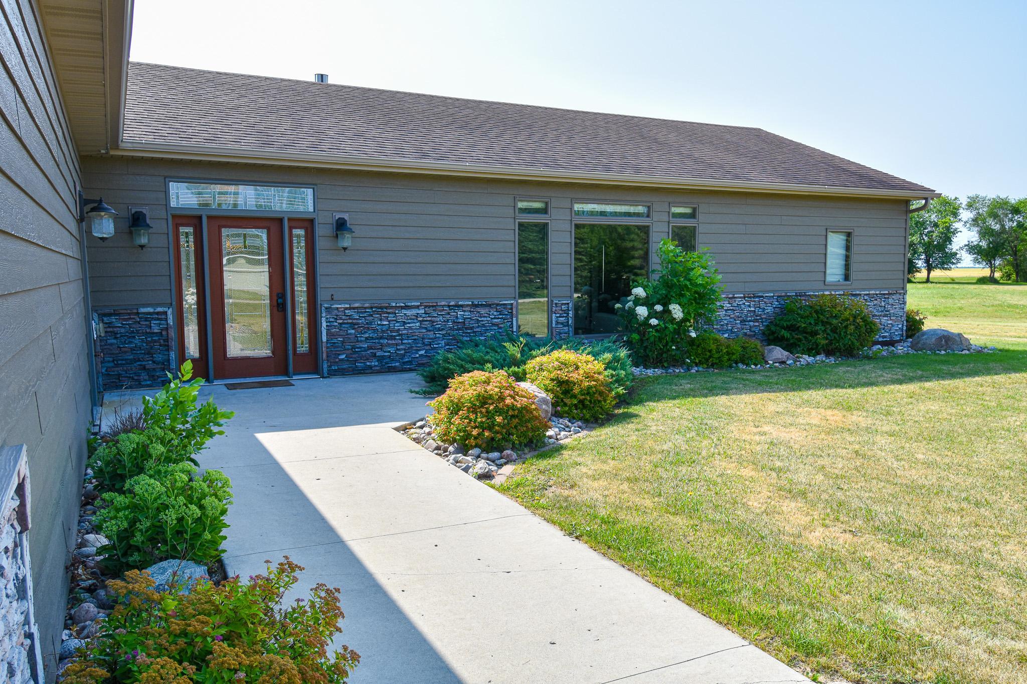 2004 single family home for sale at 14594 138th Avenue NE in Thief River Falls, MN — 4 bed, 2 bath (photo 6 of 76)