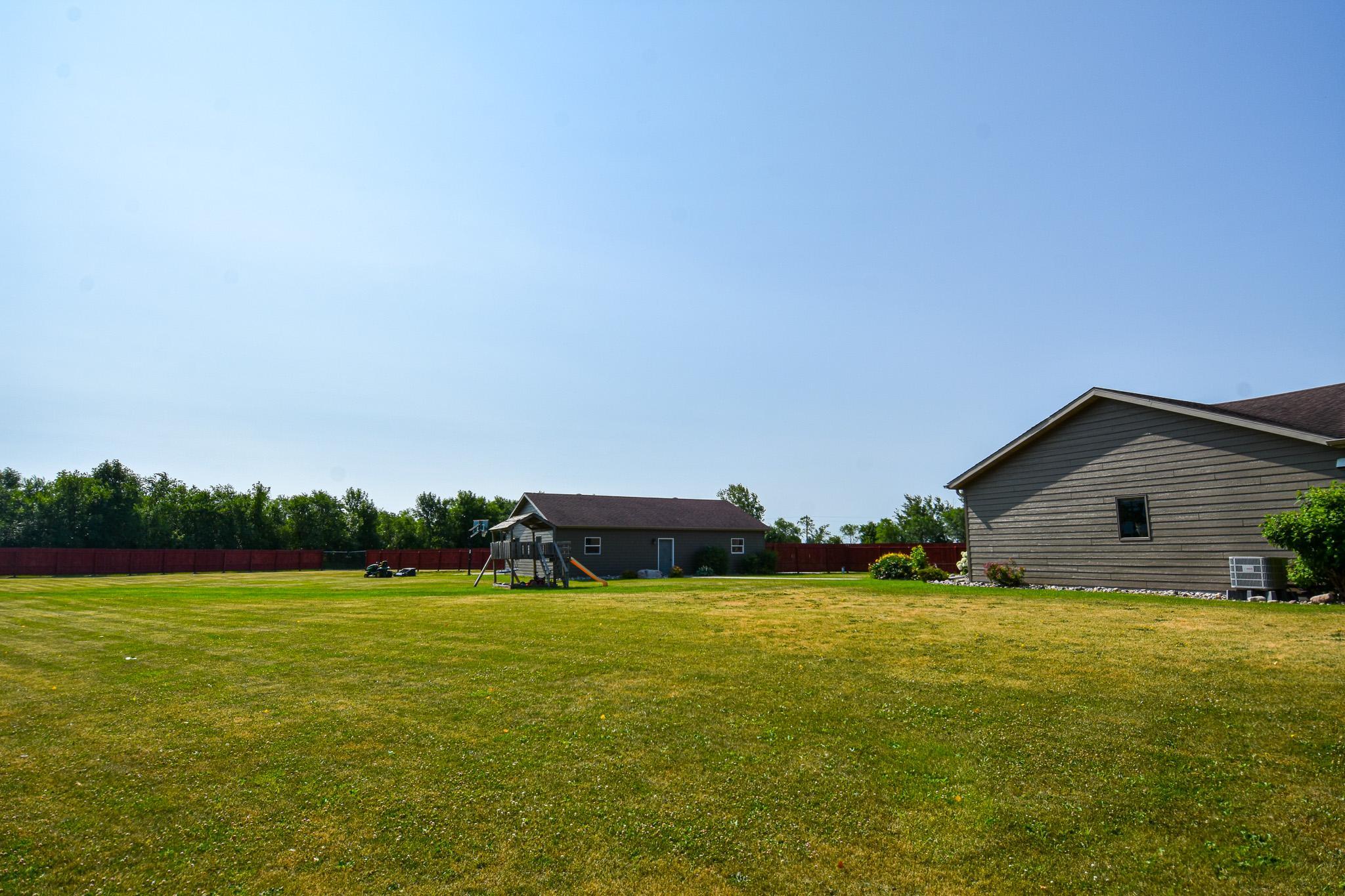 2004 single family home for sale at 14594 138th Avenue NE in Thief River Falls, MN — 4 bed, 2 bath (photo 70 of 76)