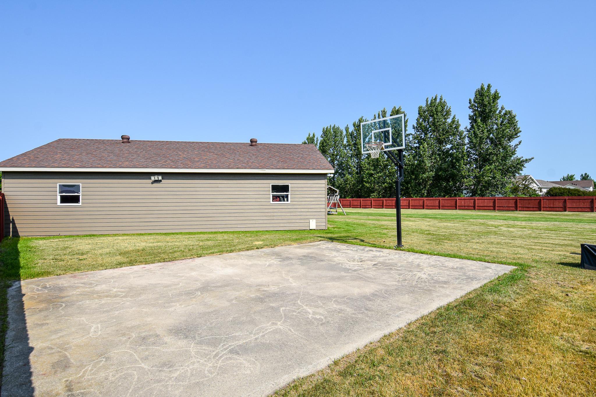 2004 single family home for sale at 14594 138th Avenue NE in Thief River Falls, MN — 4 bed, 2 bath (photo 74 of 76)
