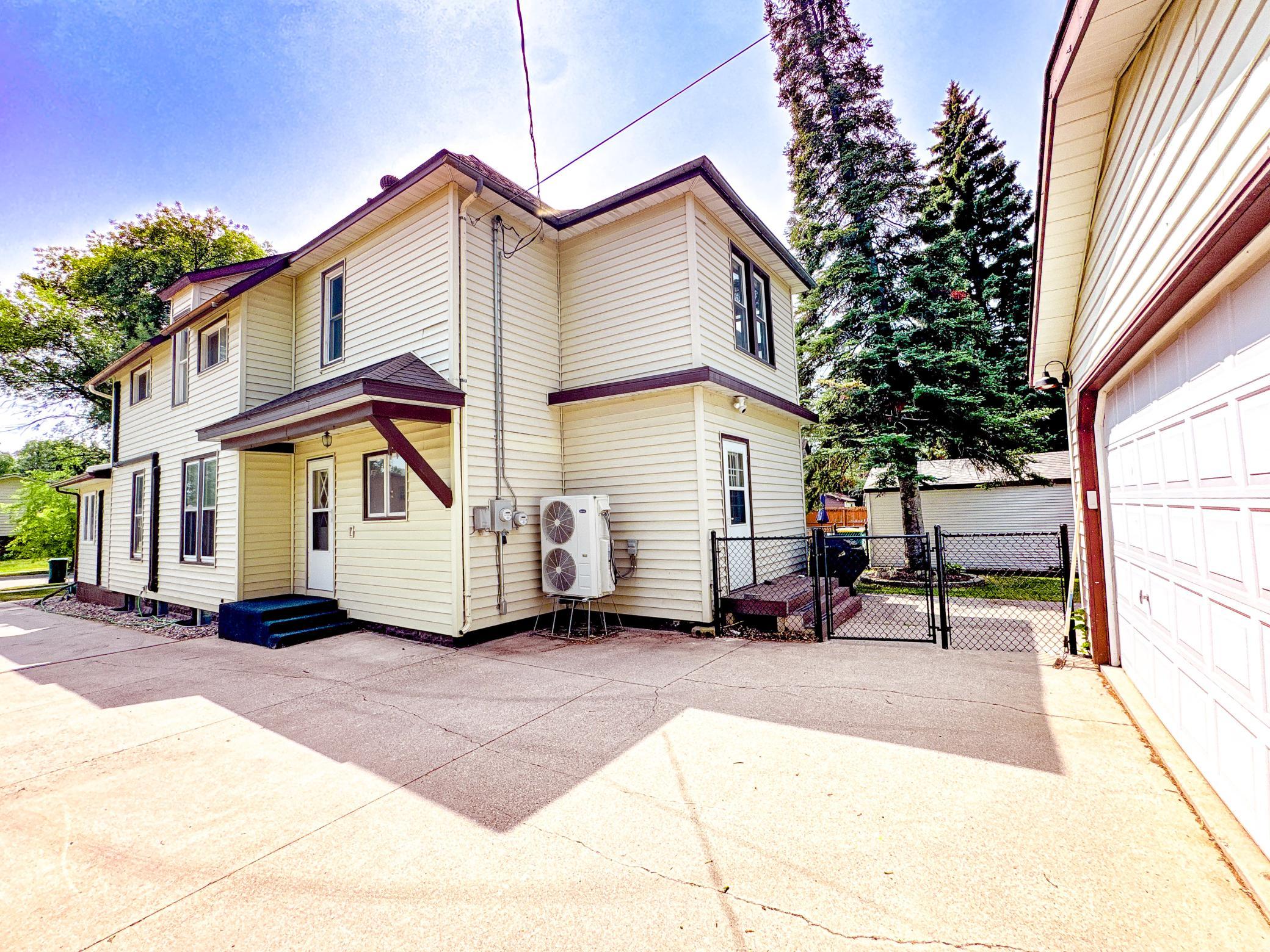 1898 single family home for sale at 316 S Ash Street in Crookston, MN — 6 bed, 5 bath (photo 2 of 74)
