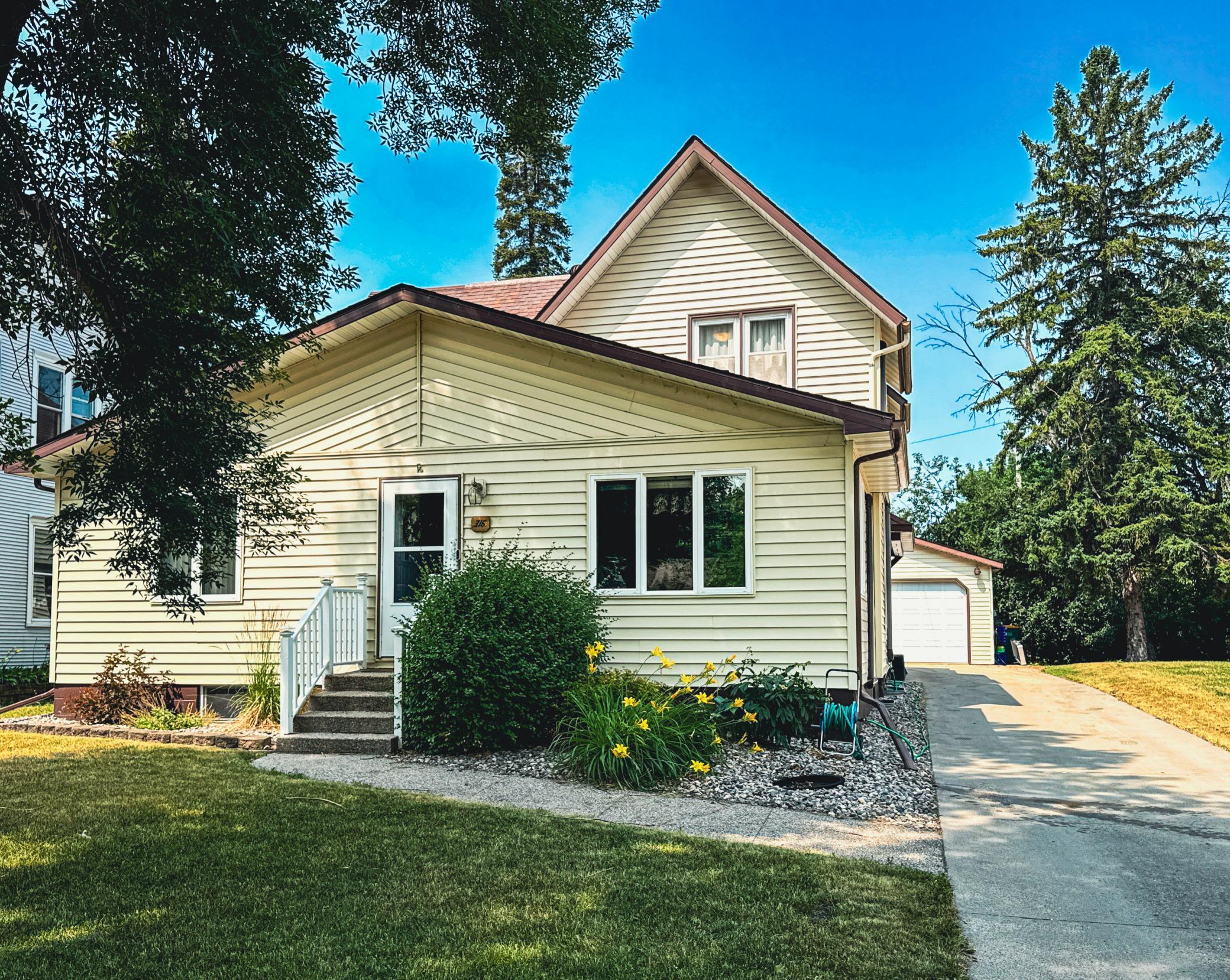 1898 single family home for sale at 316 S Ash Street in Crookston, MN — 6 bed, 5 bath (photo 25 of 74)